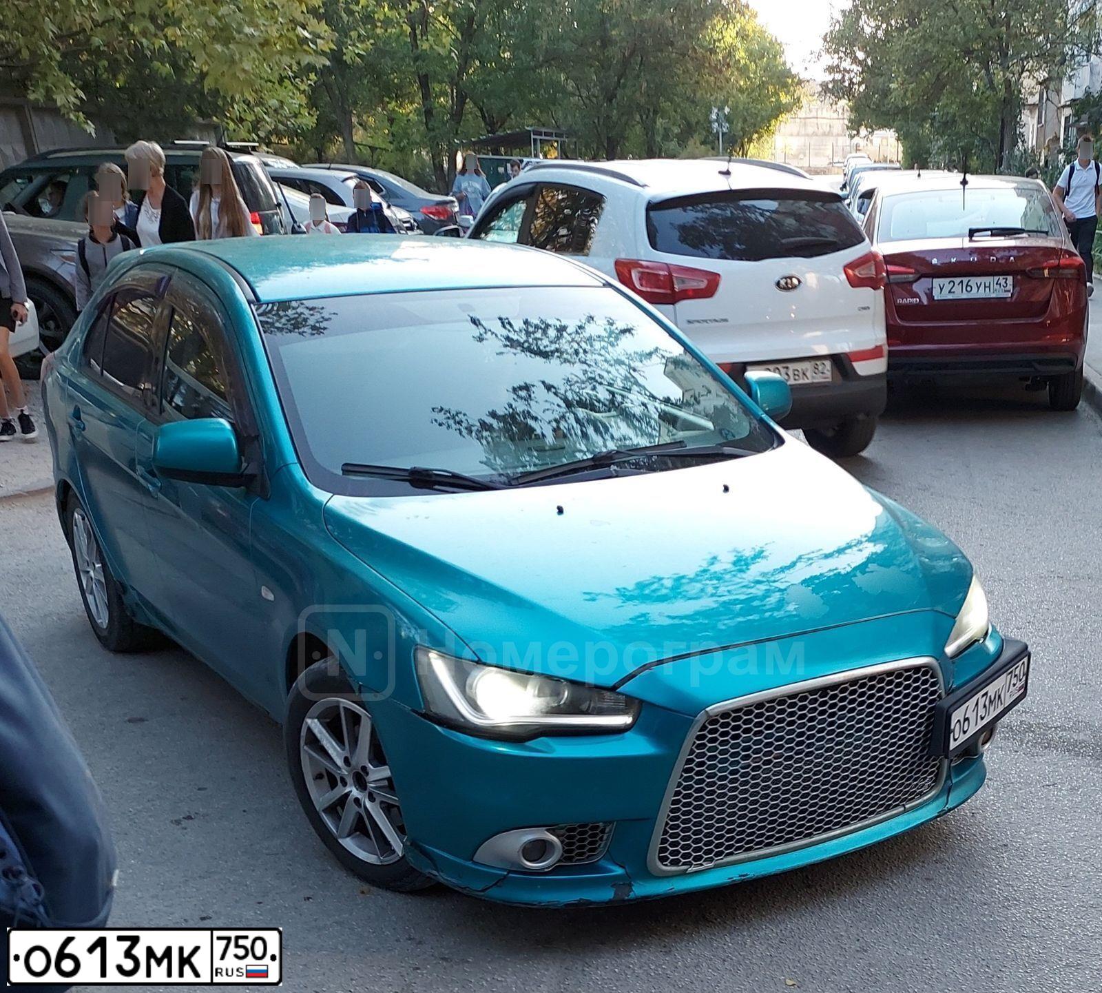 Фото автомобиля MITSUBISHI LANCER, 2008 — госномер О613МК750. Цвет: СИНИЙ