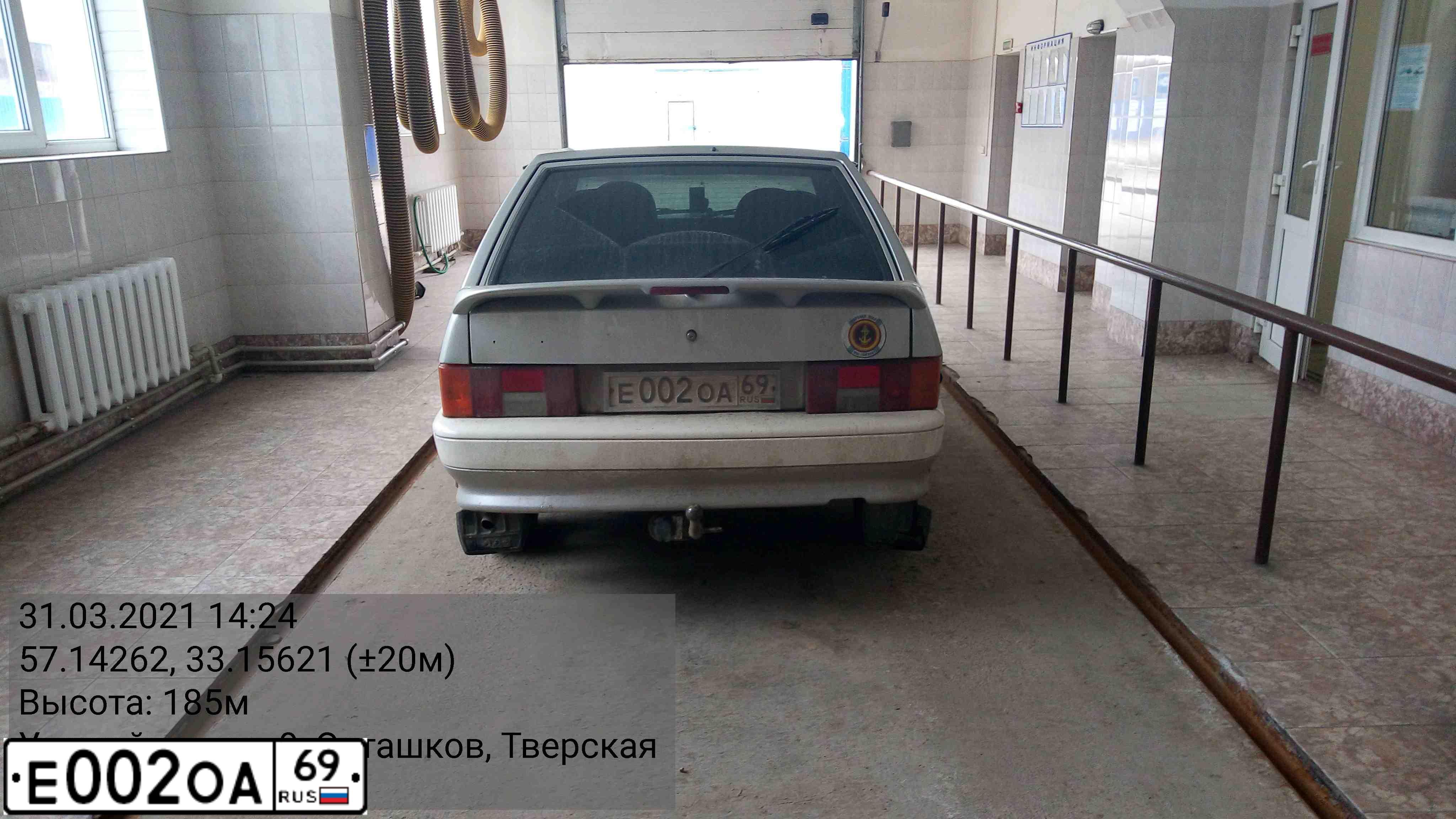 Фото автомобиля LADA 2113 SAMARA, 2005 — госномер Е002ОА69. Цвет: Серебристо-желто-голубой