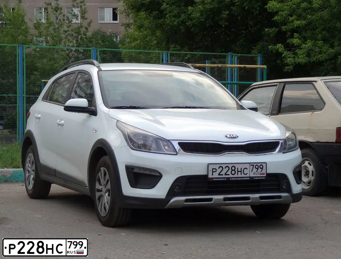 Фото автомобиля KIA RIO, 2018 — госномер Р228НС799. Цвет: БЕЛЫЙ