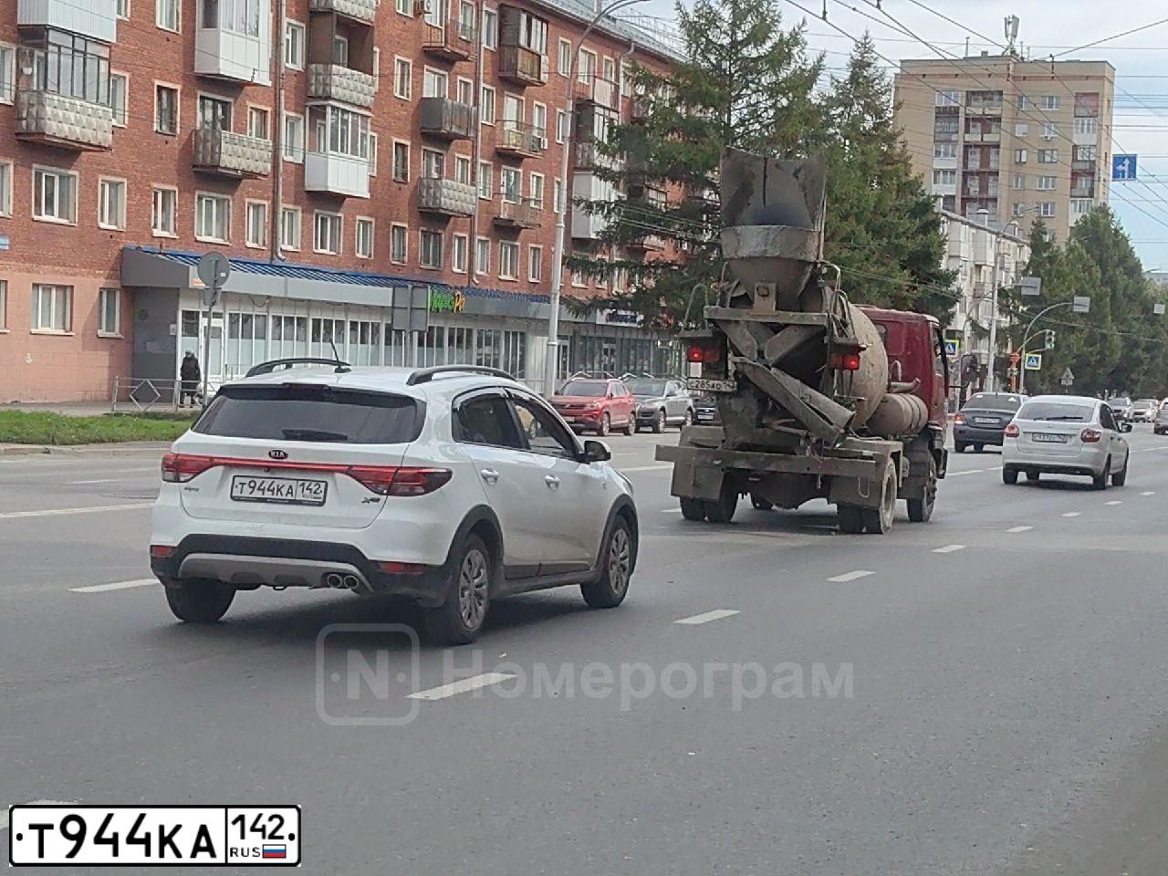 Фото автомобиля KIA RIO, 2018 — госномер Т944КА142. Цвет: БЕЛЫЙ