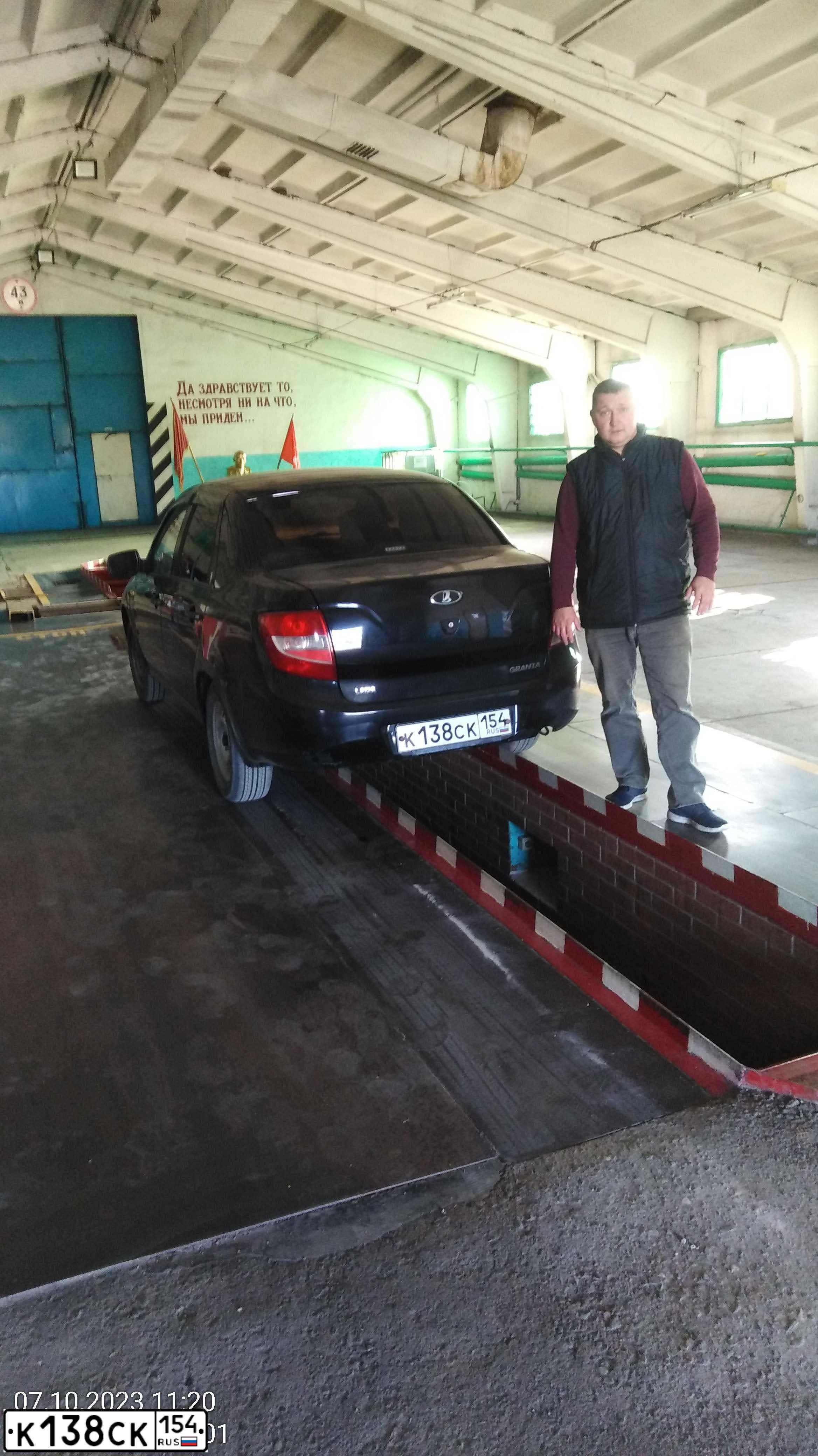 Фото автомобиля LADA 2190 GRANTA, 2012 — госномер К138СК154. Цвет: Сине-Черный