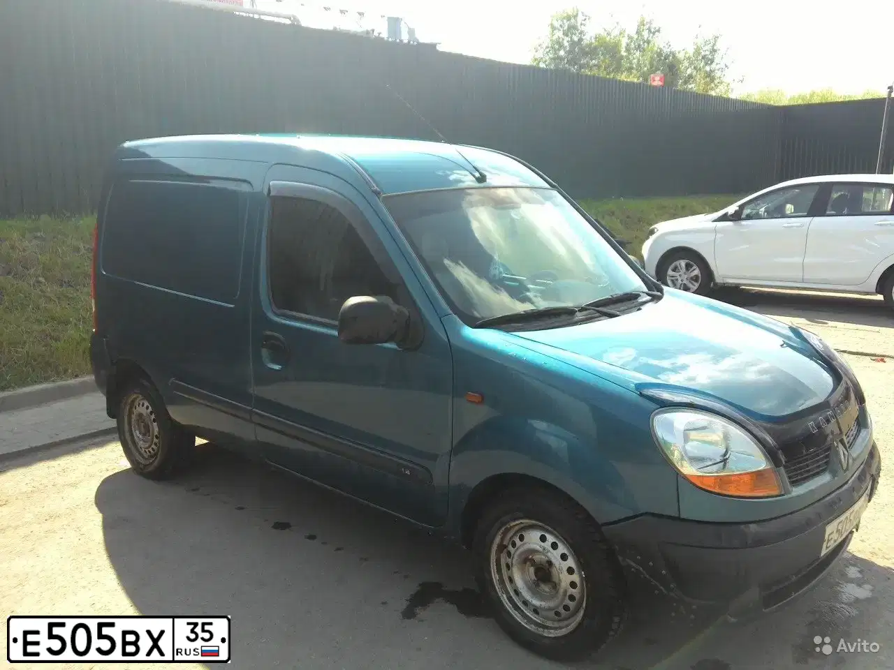 Фото автомобиля RENAULT KANGOO, 2004 — госномер Е505ВХ35. Цвет: СИНИЙ