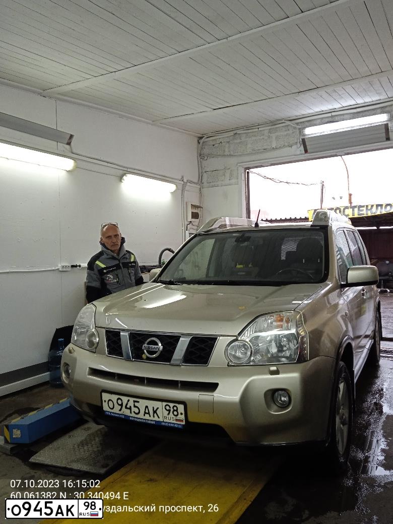 Фото автомобиля NISSAN X-TRAIL, 2008 — госномер О945АК98. Цвет: ЗОЛОТИСТЫЙ