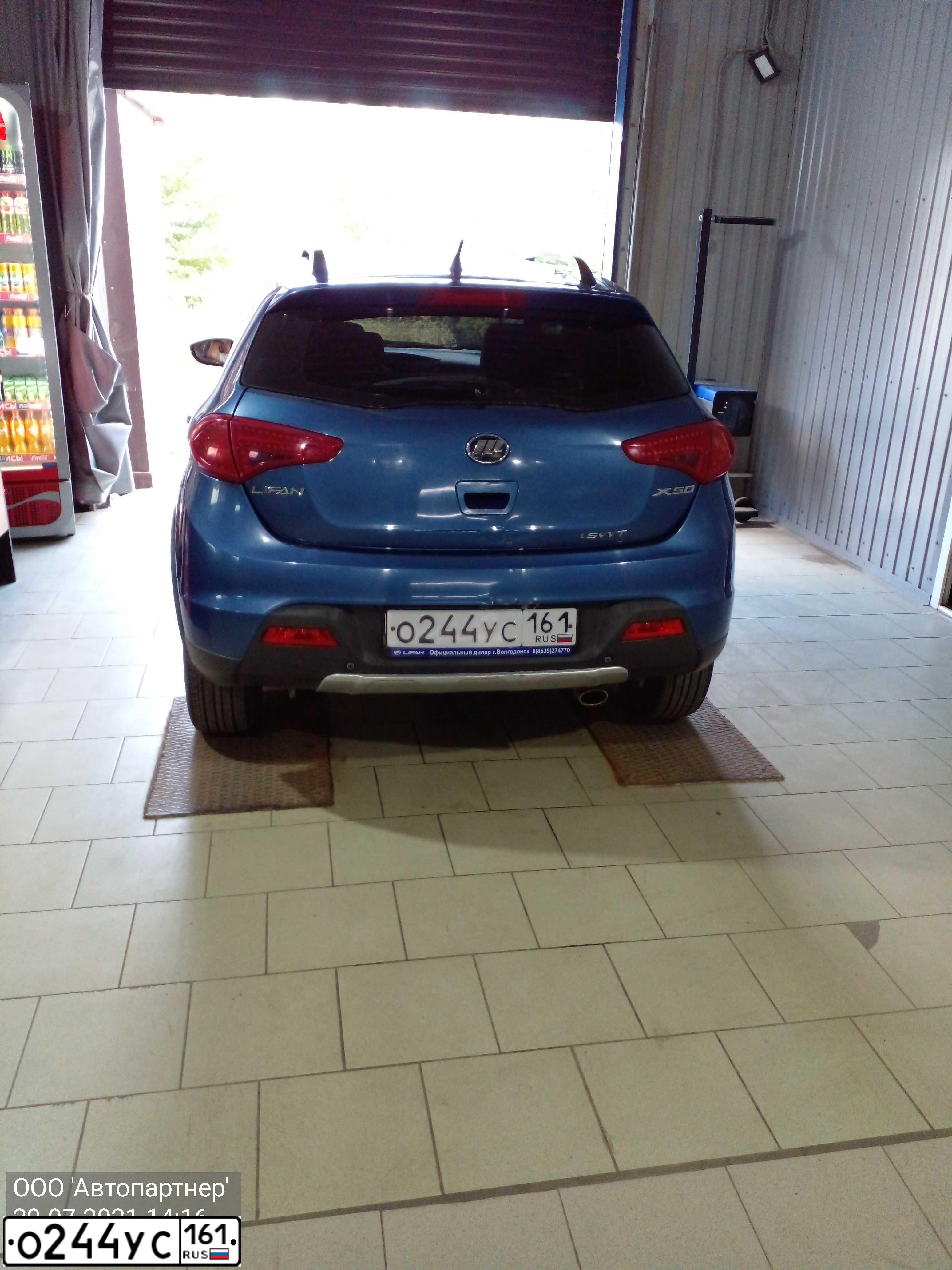 Фото автомобиля HYUNDAI SOLARIS, 2011 — госномер У912ВС96. Цвет: Красный