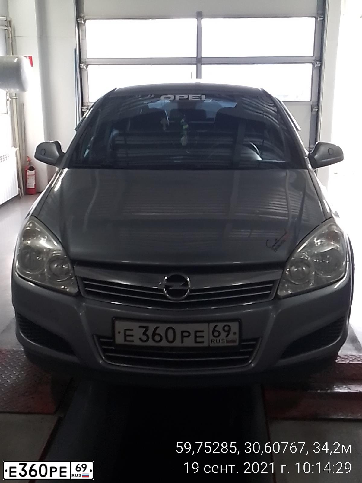 Фото автомобиля OPEL ASTRA, 2011 — госномер Е360РЕ69. Цвет: СЕРЕБРИСТЫЙ