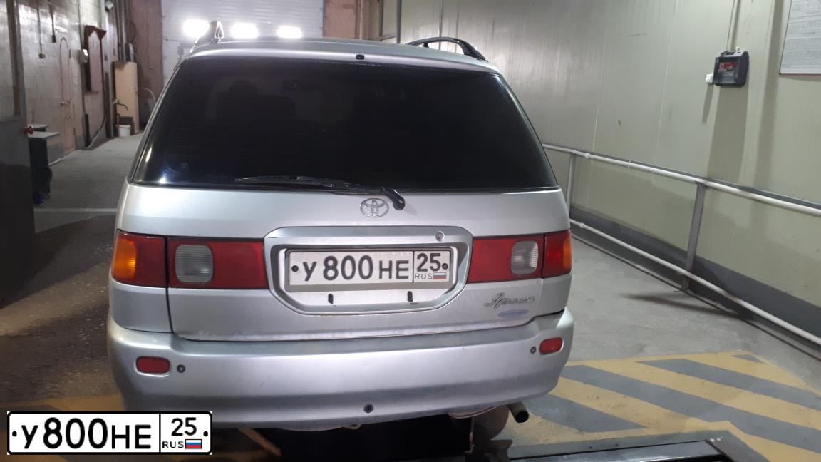 Фото автомобиля TOYOTA IPSUM, 1994 — госномер Р186РВ125