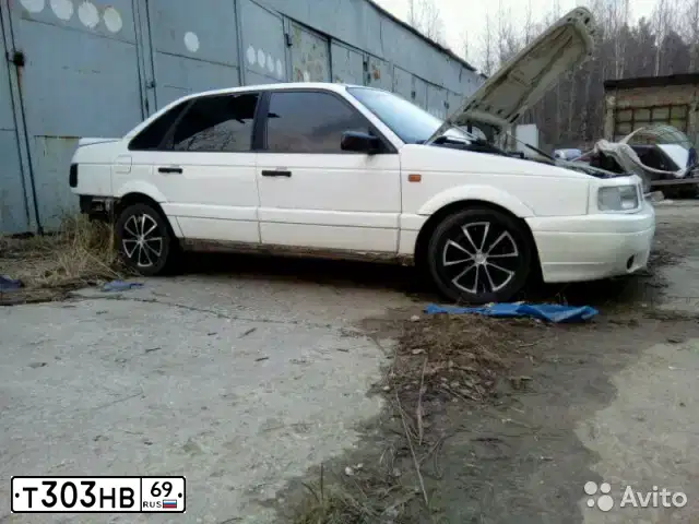 Фото автомобиля VOLKSWAGEN PASSAT, 1992 — госномер Т303НВ69. Цвет: Белый