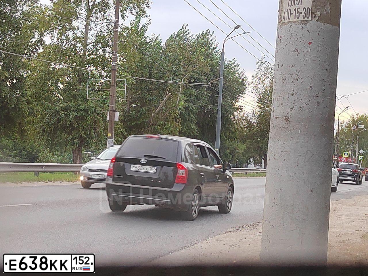 Фото автомобиля KIA CARENS, 2011 — госномер Е638КК152. Цвет: ЧЕРНЫЙ