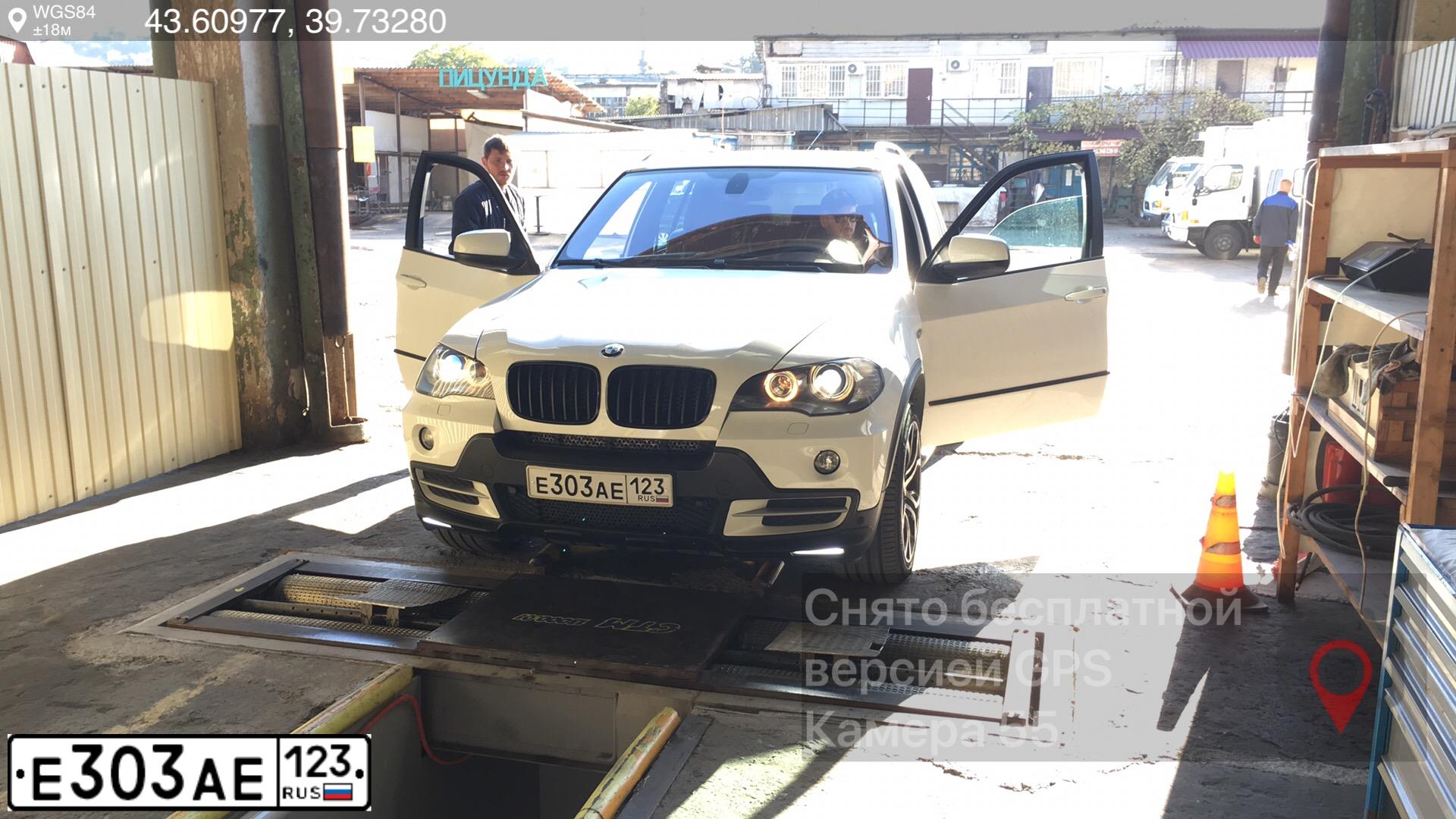 Фото автомобиля VOLKSWAGEN TOUAREG, 2004 — госномер М976СВ64. Цвет: СЕРЫЙ