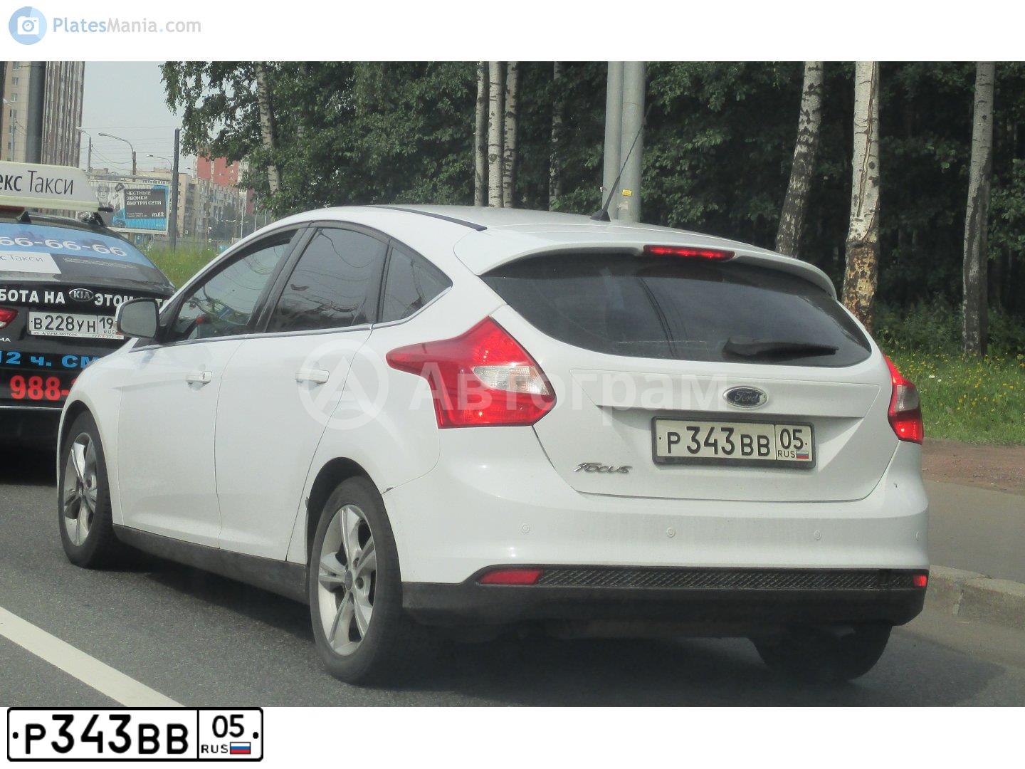 Фото автомобиля FORD FOCUS, 2013 — госномер Р343ВВ05. Цвет: Белый