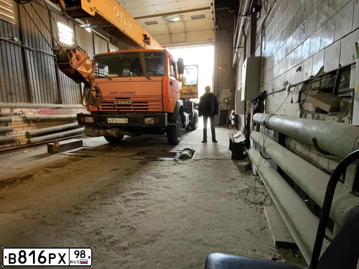 Фото автомобиля KAMAZ 53215 /6X4/, 2008 — госномер В816РХ98. Цвет: ОРАНЖЕВЫЙ