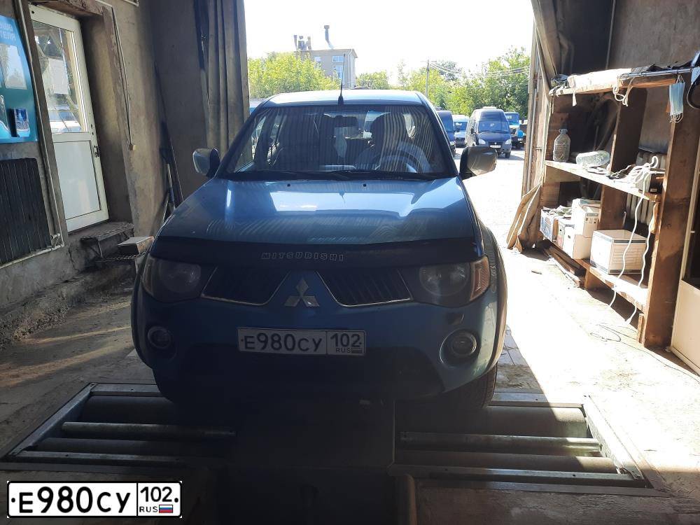 Фото автомобиля MITSUBISHI L 200, 2008 — госномер Е980СУ102. Цвет: СИНИЙ