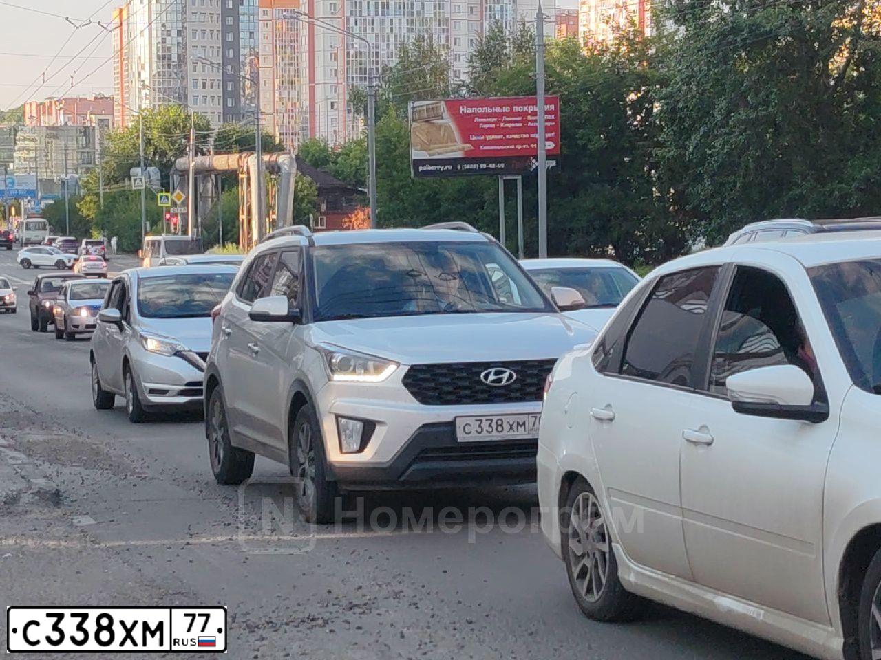 Фото автомобиля RENAULT DUSTER, 2013 — госномер С338ХМ77. Цвет: БЕЖЕВЫЙ