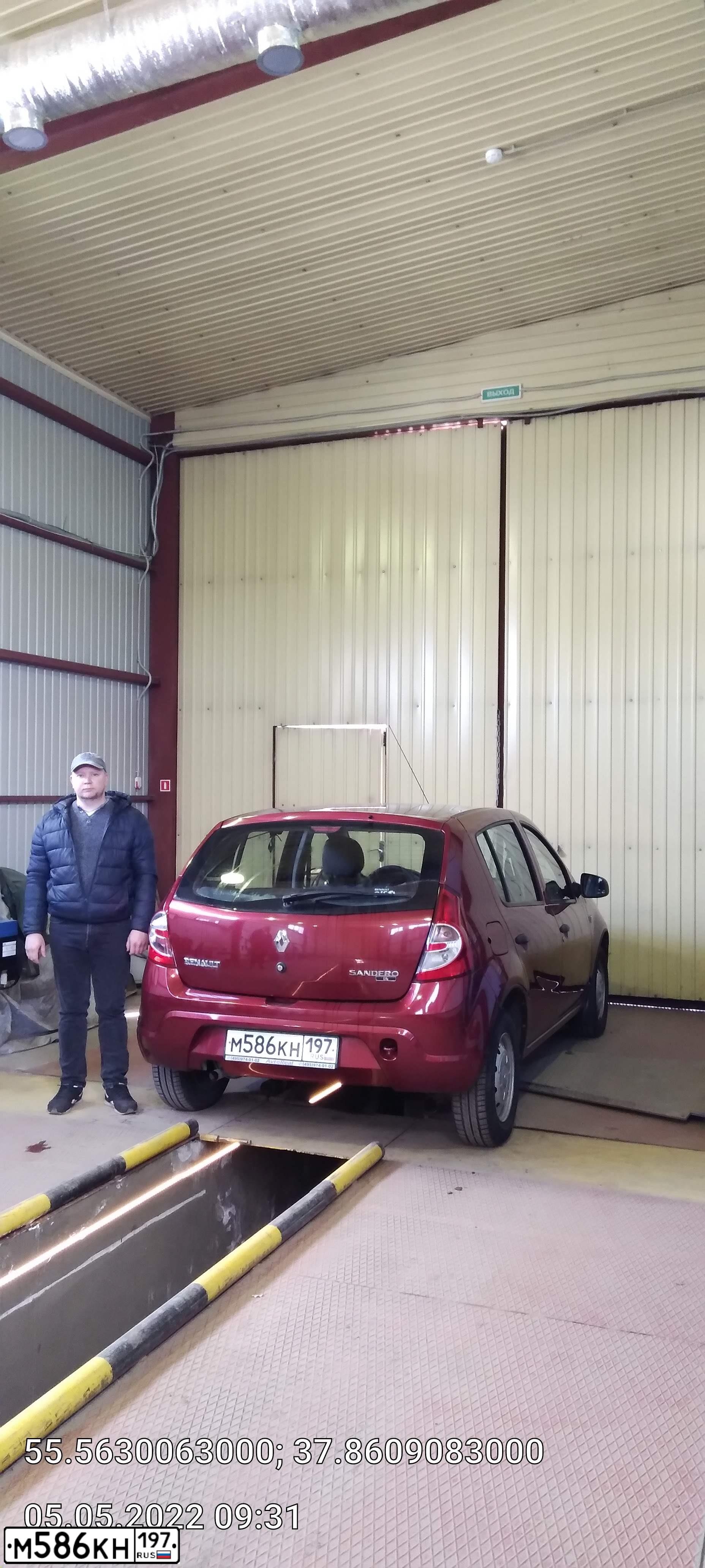 Фото автомобиля RENAULT SANDERO, 2010 — госномер Н149ЕХ198. Цвет: Красный