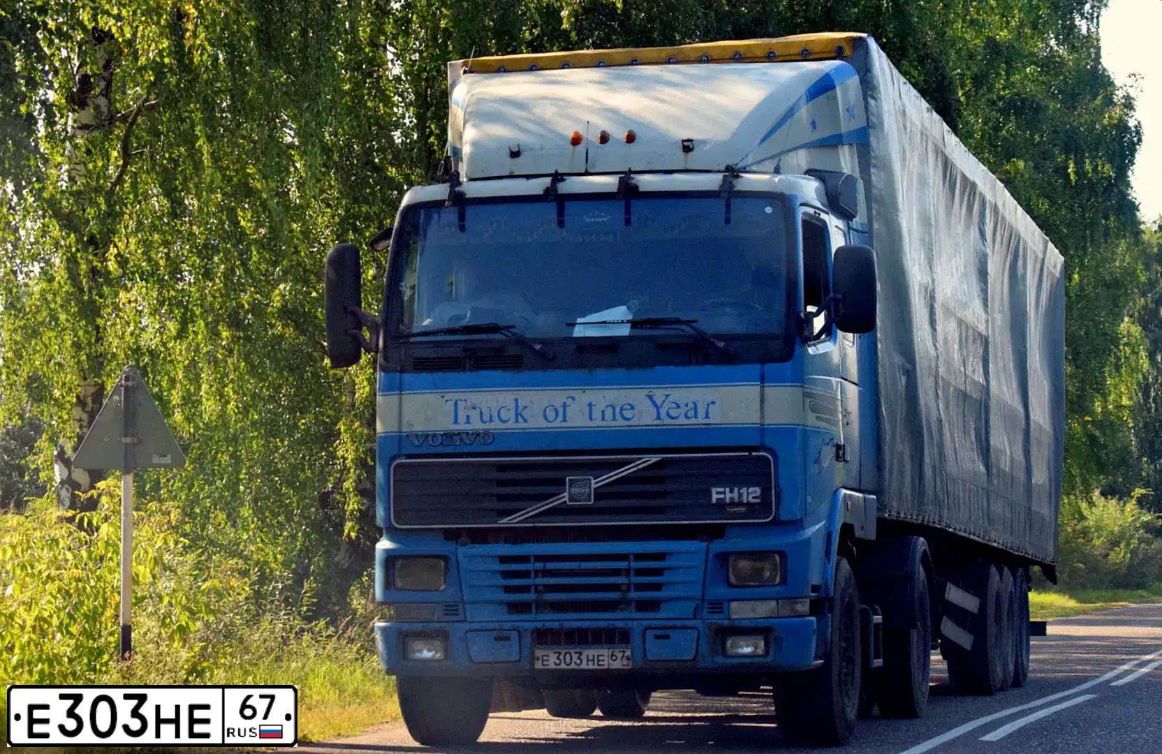 Фото автомобиля VOLVO SERIE FH /4X2/, 1994 — госномер Е303НЕ67. Цвет: синий