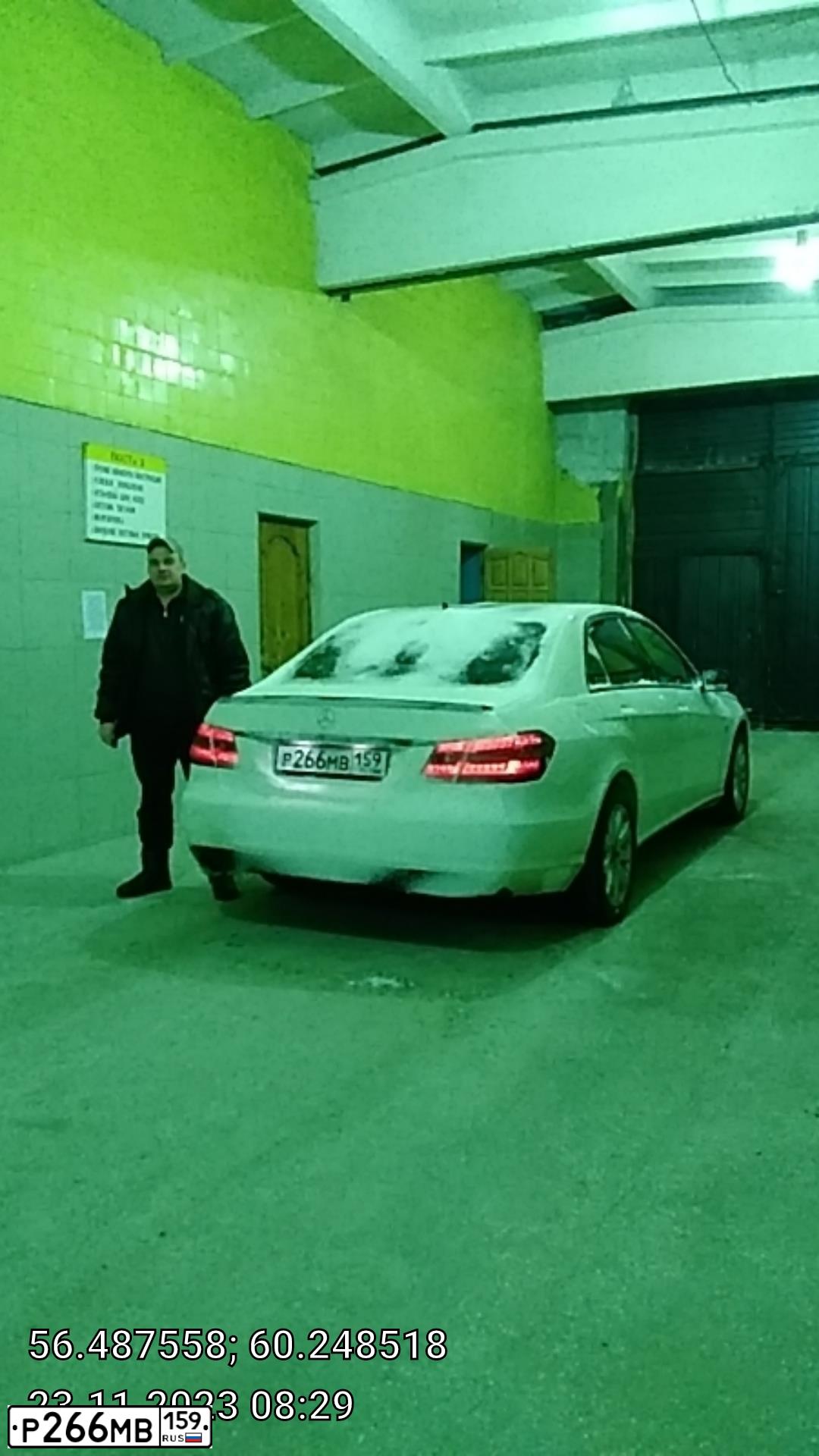 Фото автомобиля MERCEDES E-KLASSE, 2012 — госномер К688ВН156. Цвет: Белый