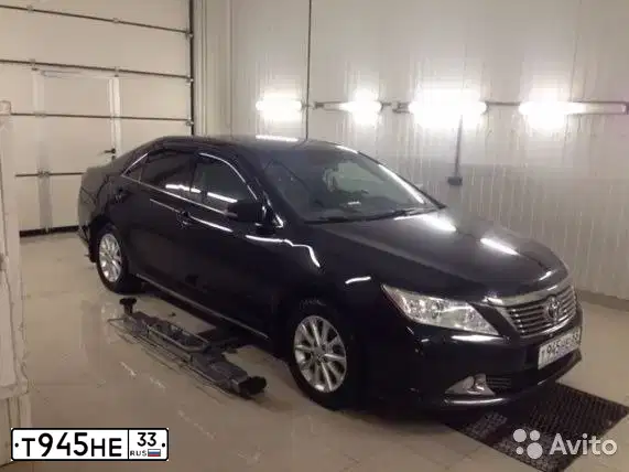 Фото автомобиля TOYOTA CAMRY, 2013 — госномер Т945НЕ33. Цвет: ЧЕРНЫЙ МЕТАЛЛИК