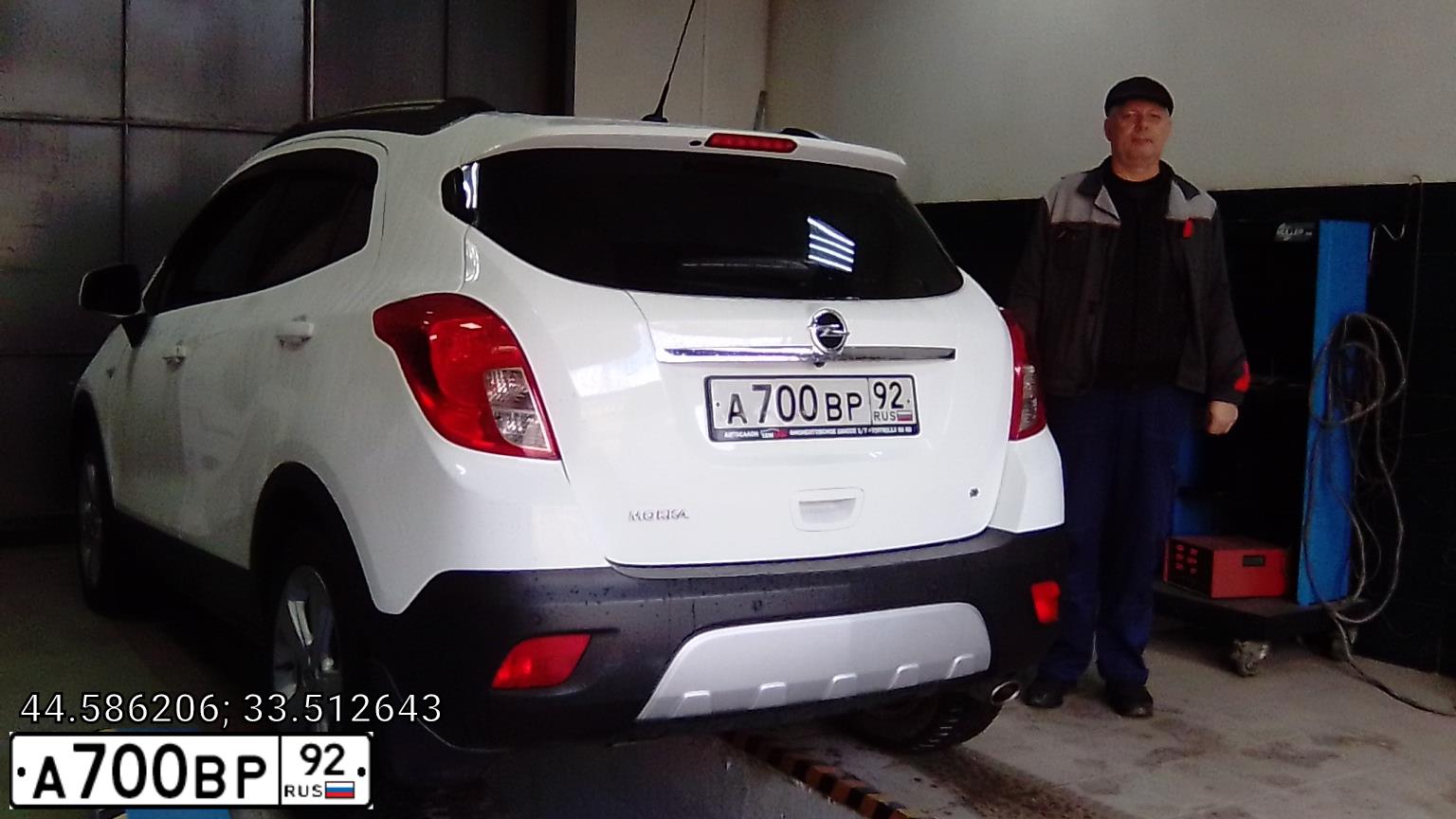 Фото автомобиля OPEL W0LJ (MOKKA), 2014 — госномер А700ВР92. Цвет: Белый