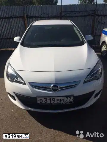 Фото автомобиля OPEL ASTRA, 2013 — госномер В585РХ190. Цвет: БЕЛЫЙ