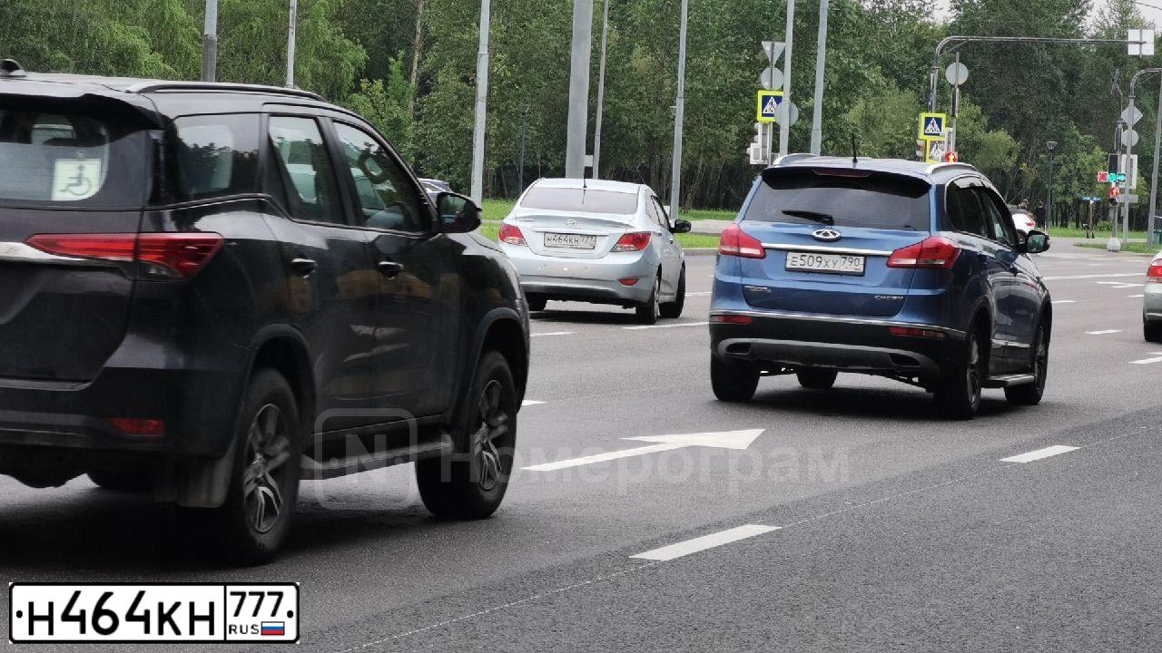 Фото автомобиля HYUNDAI SOLARIS, 2014 — госномер Н464КН777. Цвет: СЕРО-ГОЛУБОЙ