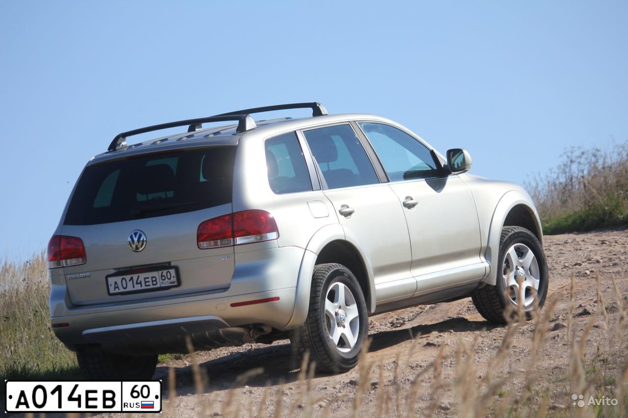 Фото автомобиля VOLKSWAGEN TOUAREG, 2004 — госномер В562МВ147. Цвет: ЗОЛОТИСТЫЙ