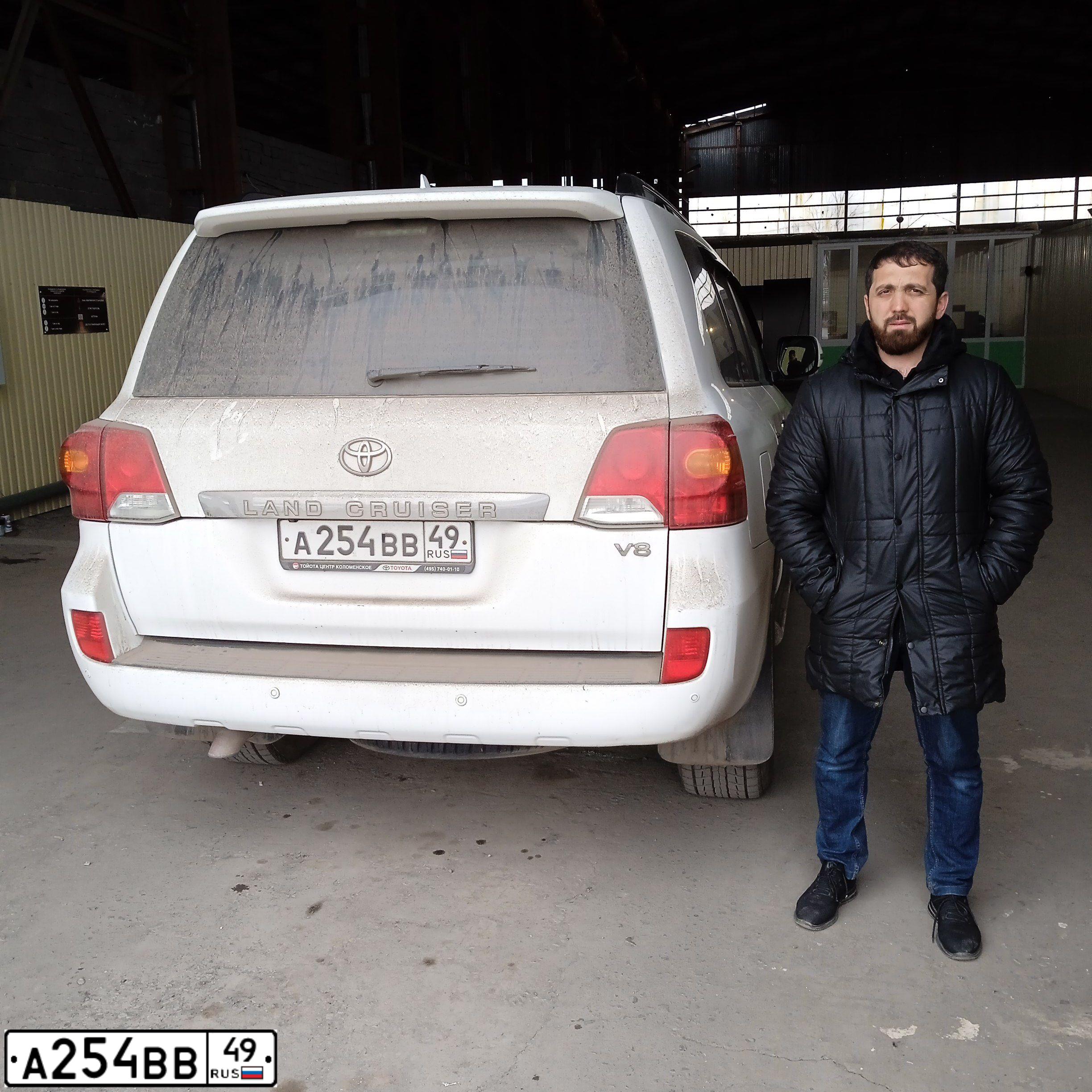 Фото автомобиля TOYOTA LANDCRUISER 200, 2013 — госномер А254ВВ49. Цвет: Белый
