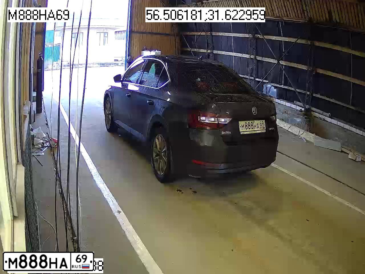 Фото автомобиля SKODA SUPERB, 2014 — госномер С557МО799. Цвет: Коричневый