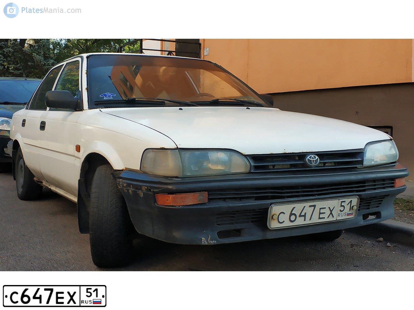 Фото автомобиля TOYOTA COROLLA, 1990 — госномер С647ЕХ51. Цвет: Белый