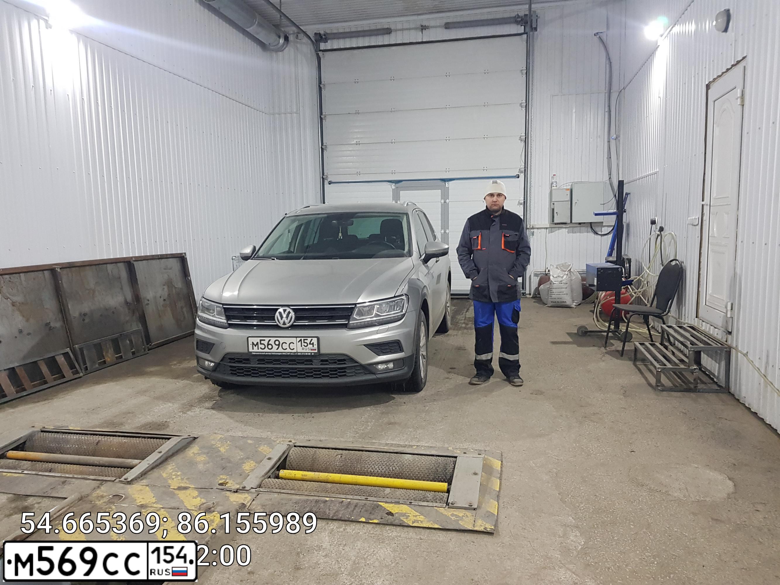 Фото автомобиля VOLKSWAGEN TIGUAN, 2018 — госномер А702НК142. Цвет: Серебристый