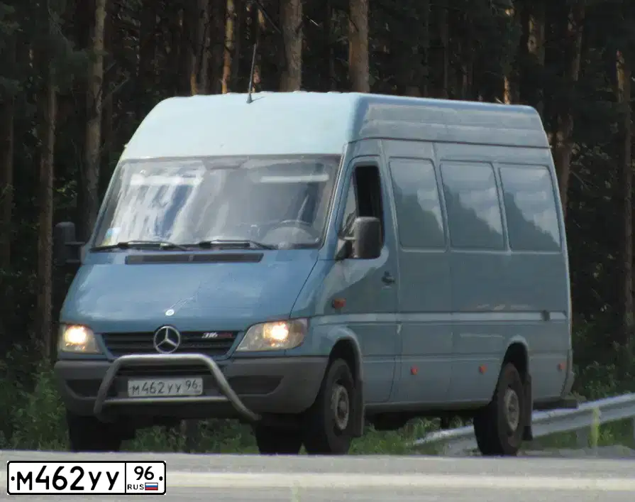 Фото автомобиля MERCEDES SPRINTER, 2003 — госномер М462УУ96. Цвет: ГОЛУБОЙ