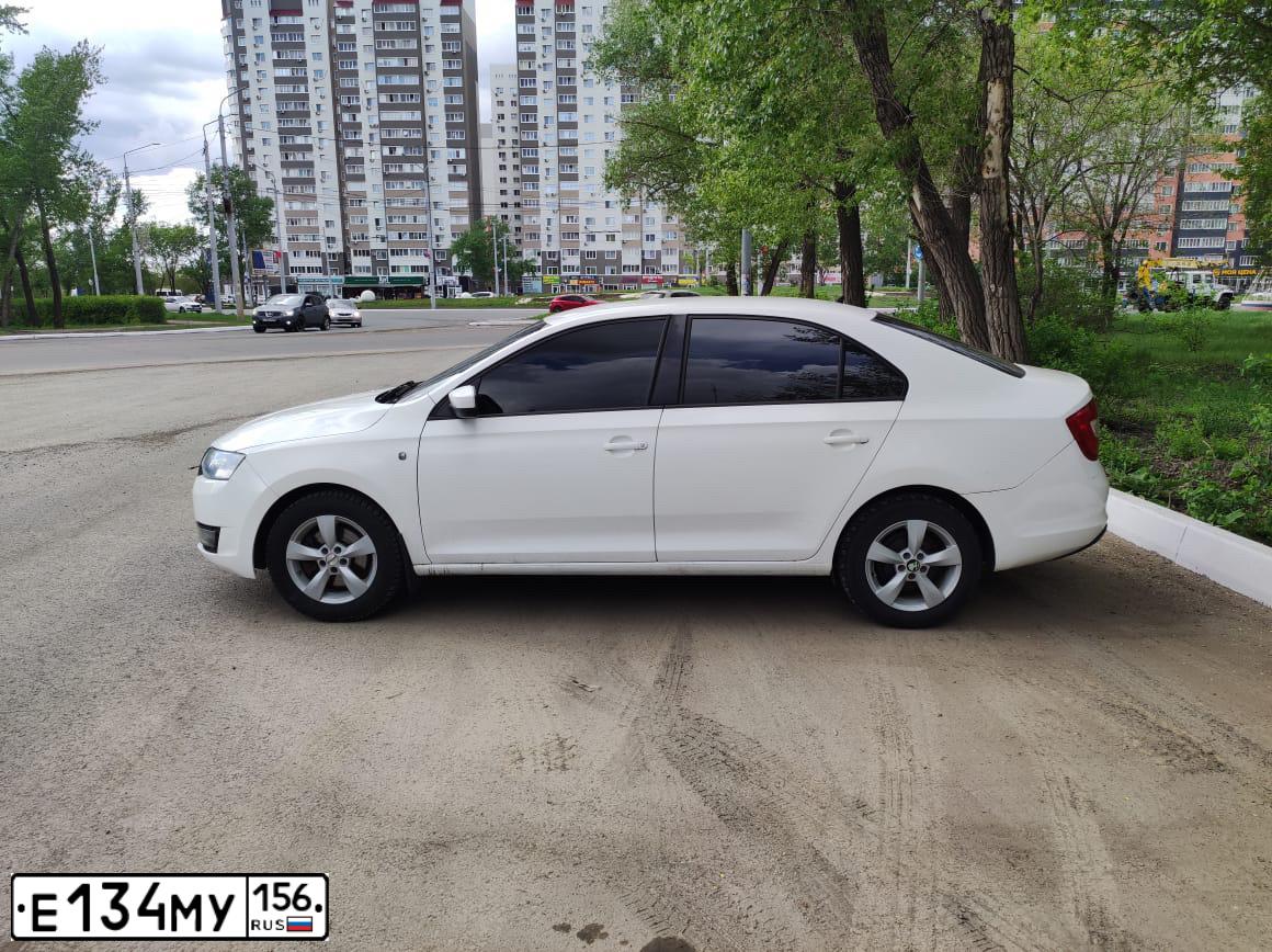Фото автомобиля SKODA RAPID, 2014 — госномер Е134МУ156. Цвет: Белый