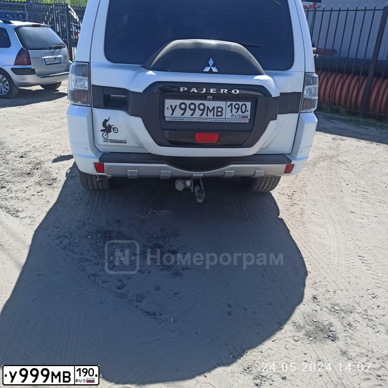 Фото автомобиля CADILLAC ESCALADE, 2002 — госномер А553НН197. Цвет: БЕЛЫЙ
