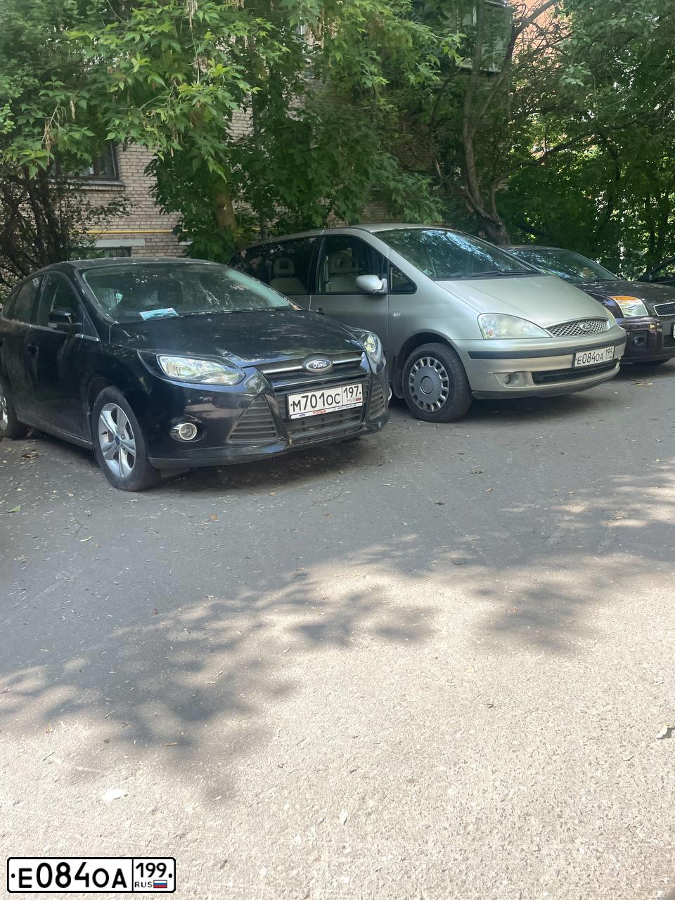 Фото автомобиля FORD GALAXY, 2004 — госномер М635ВК250. Цвет: ЗОЛОТИСТЫЙ