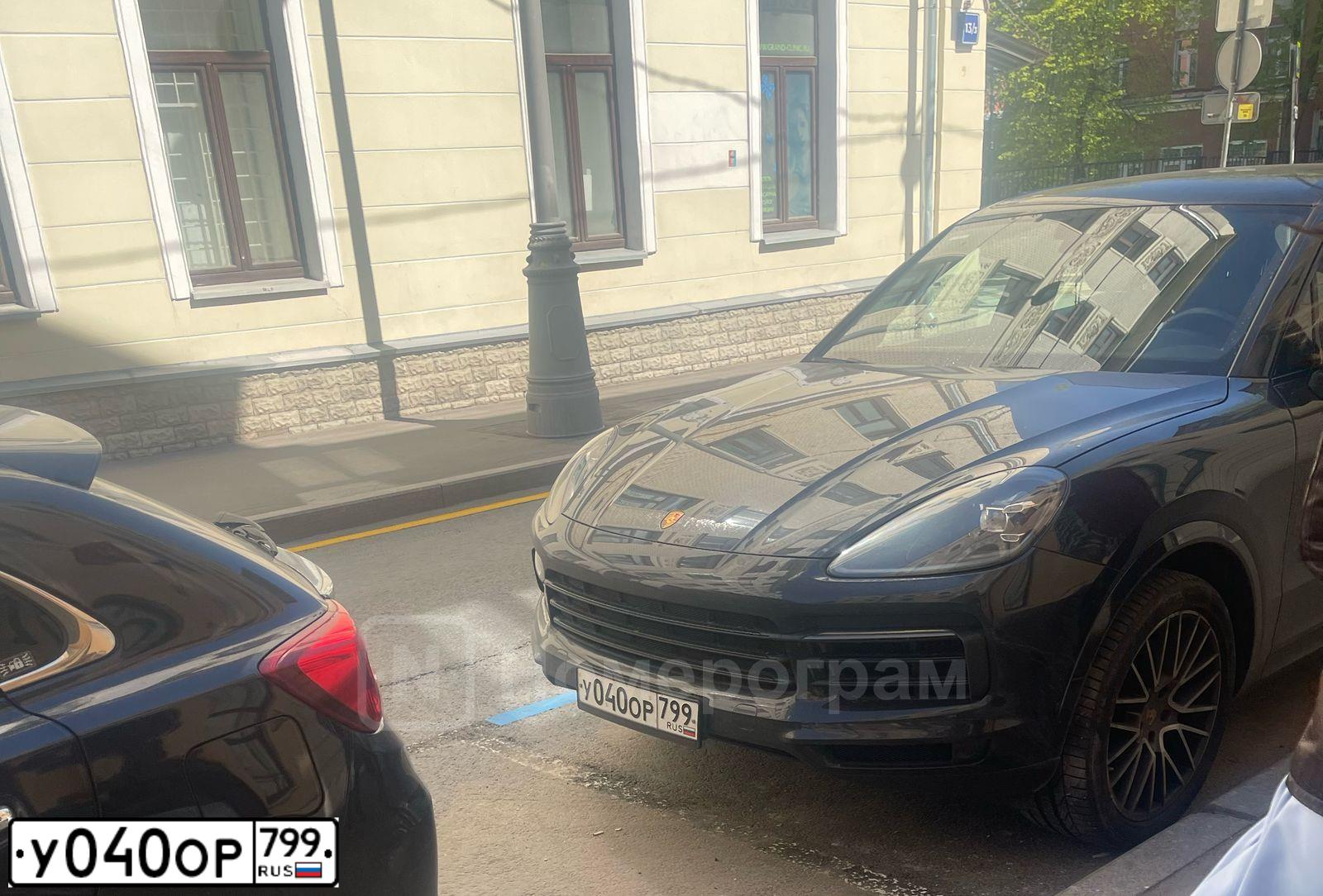 Фото автомобиля PORSCHE CAYENNE, 2019 — госномер У040ОР799. Цвет: ЧЕРНЫЙ