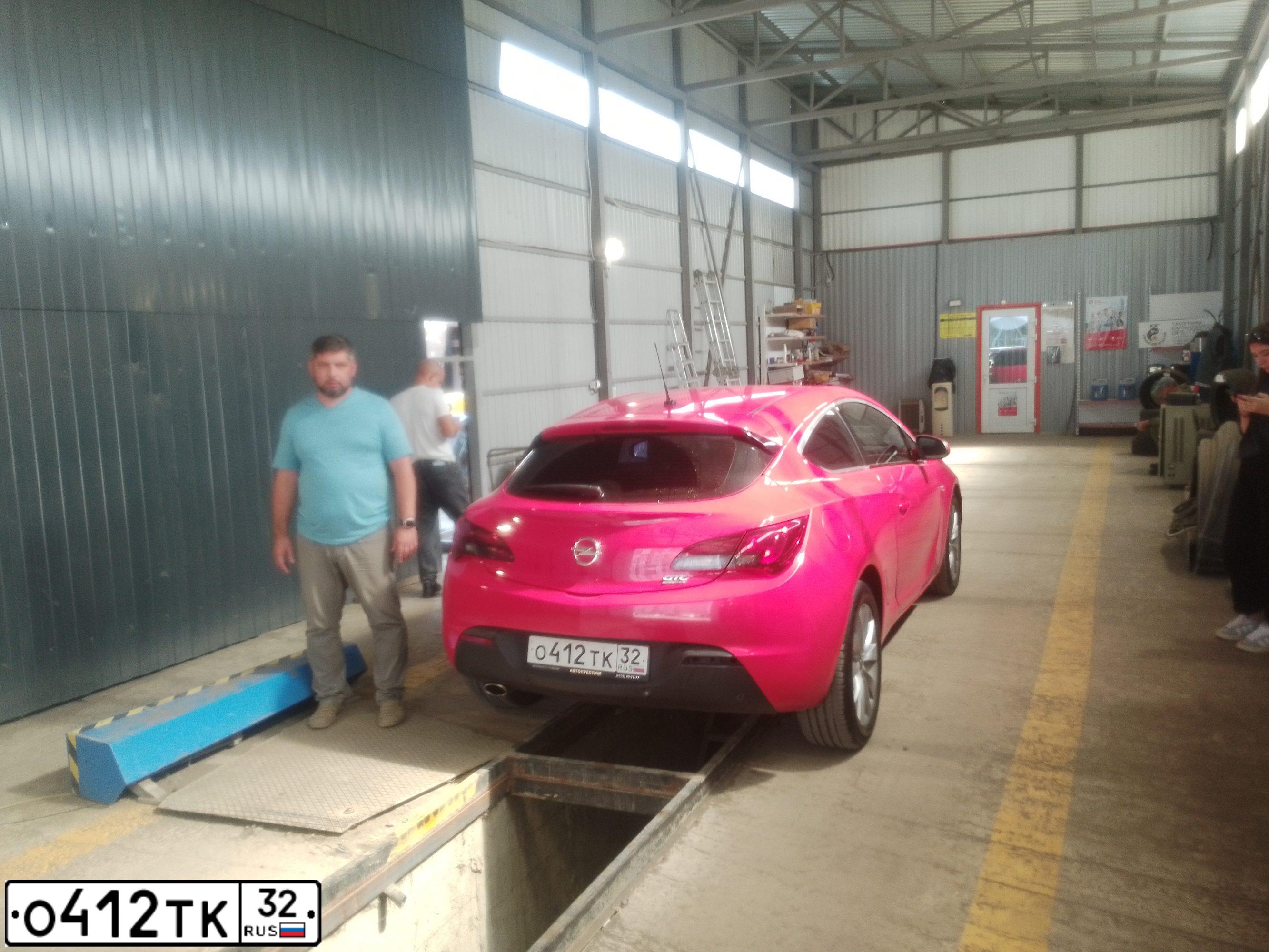 Фото автомобиля OPEL ASTRA, 2012 — госномер О412НН193. Цвет: Красный