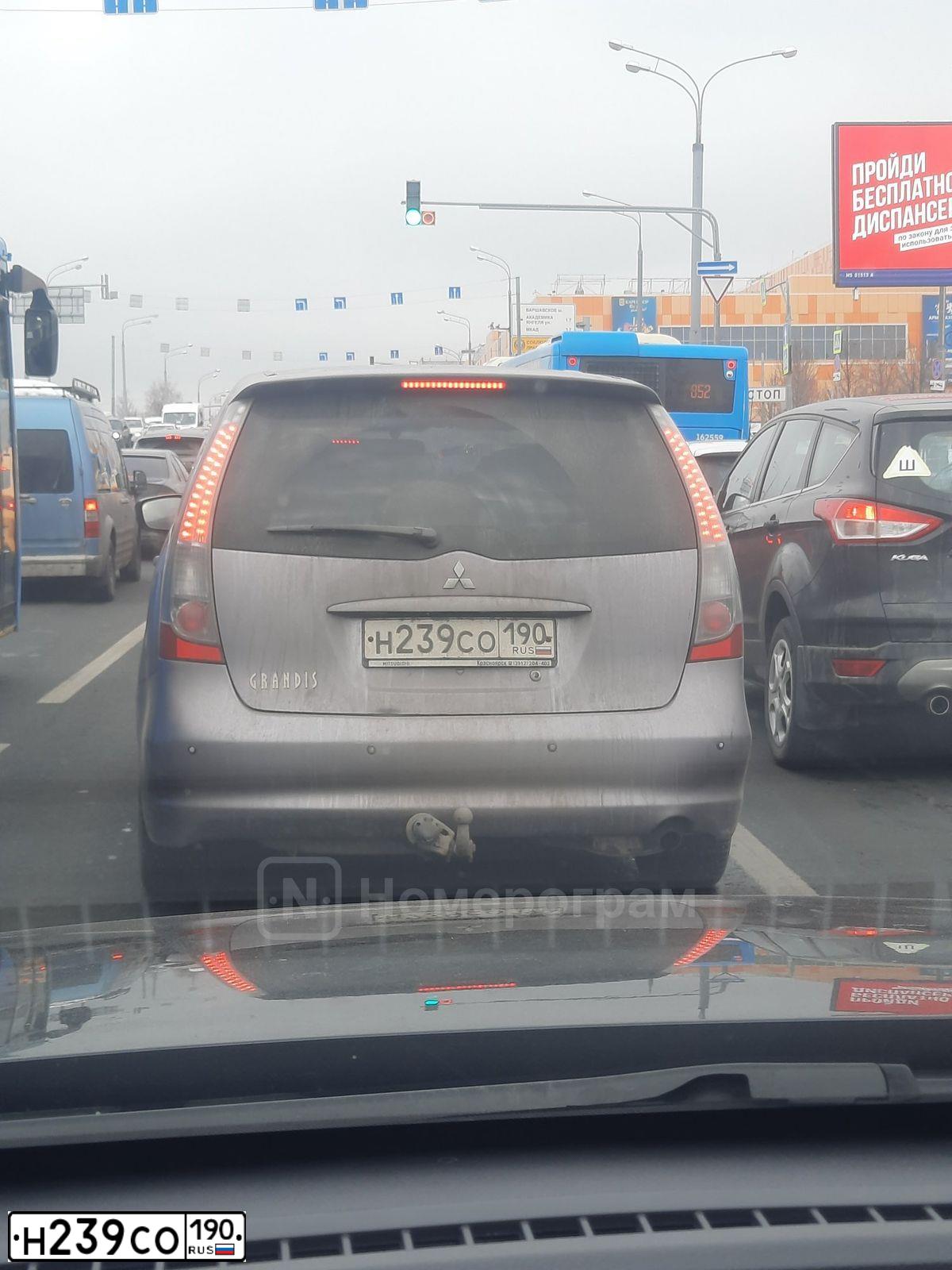 Фото автомобиля MITSUBISHI GRANDIS, 2006 — госномер Н239СО190. Цвет: ФИОЛЕТОВЫЙ