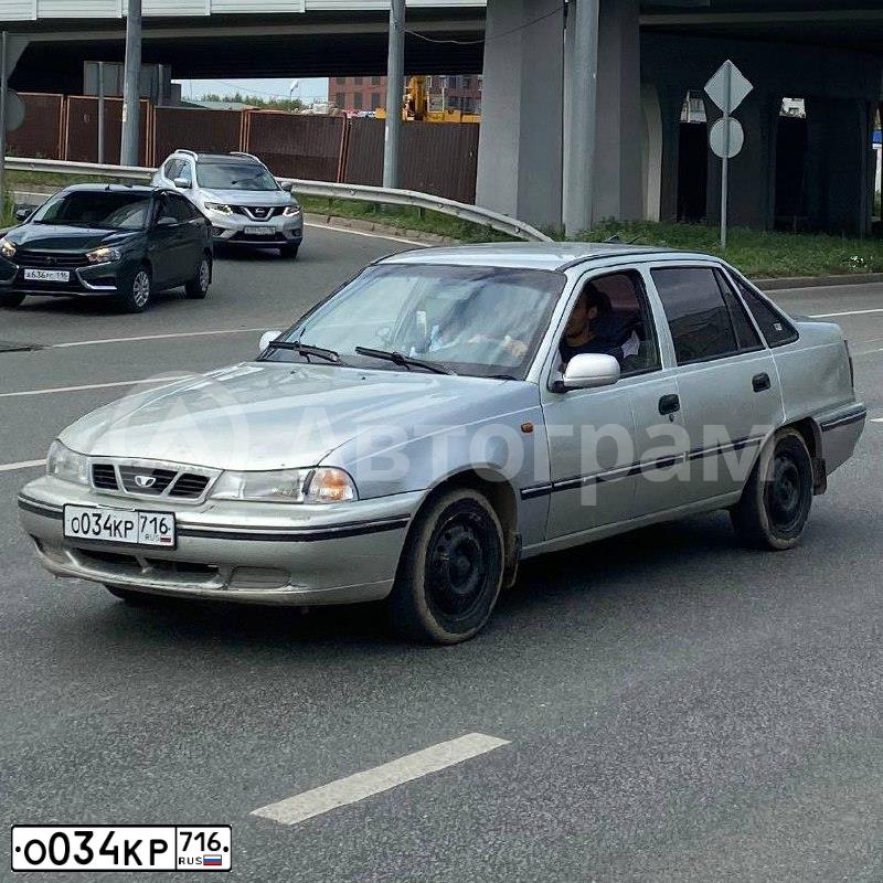 Фото автомобиля DAEWOO NEXIA, 2006 — госномер О034КР716. Цвет: Серебристый