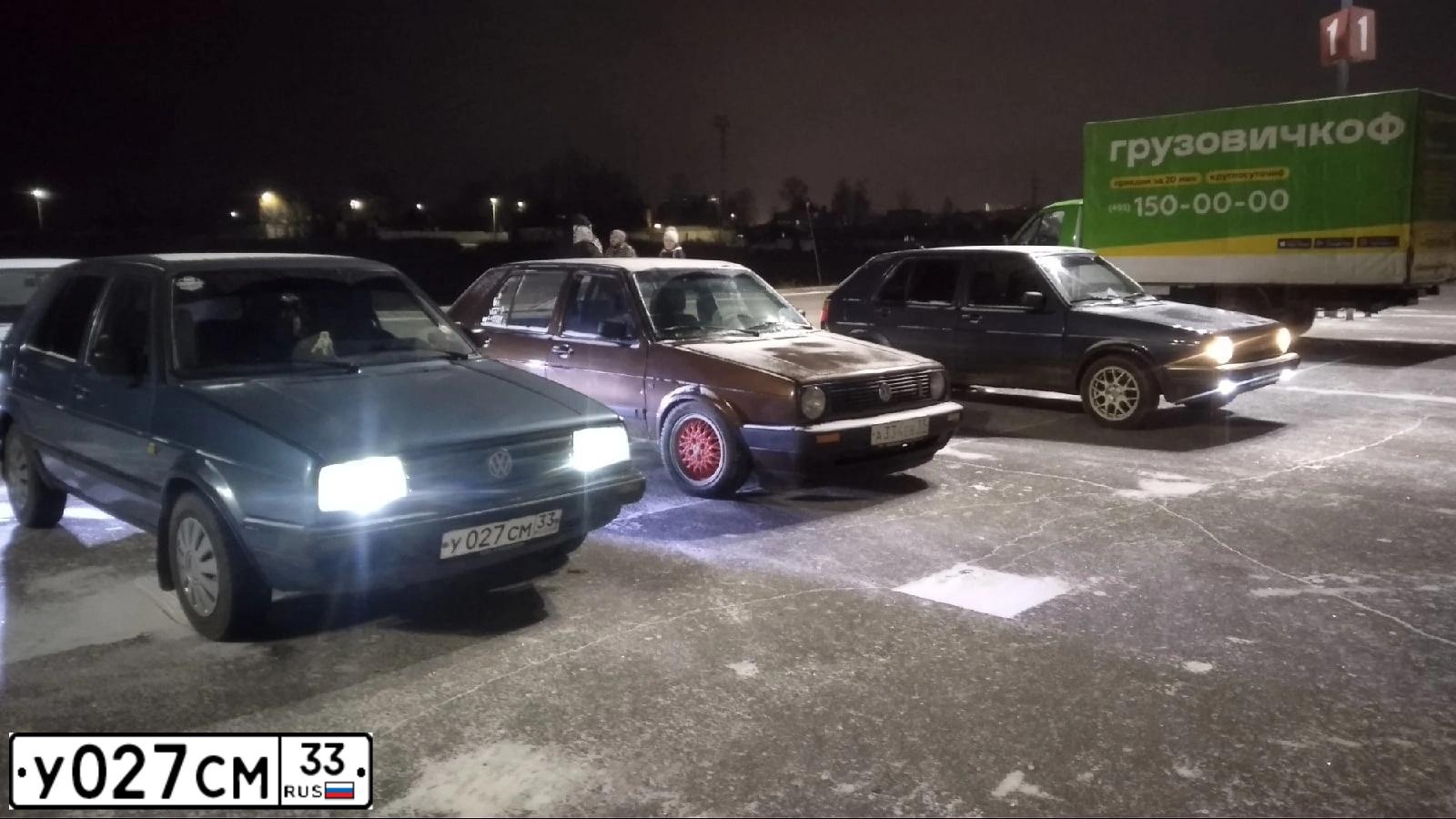 Фото автомобиля VOLKSWAGEN GOLF, 1988 — госномер К369УА33. Цвет: СИНИЙ ГОЛУБОЙ