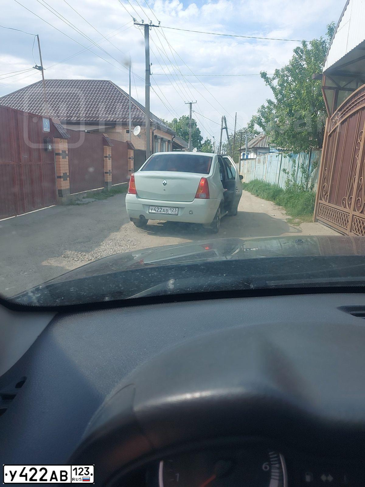 Фото автомобиля RENAULT T LOGAN, 2006 — госномер У422АВ123. Цвет: СЕРЫЙ