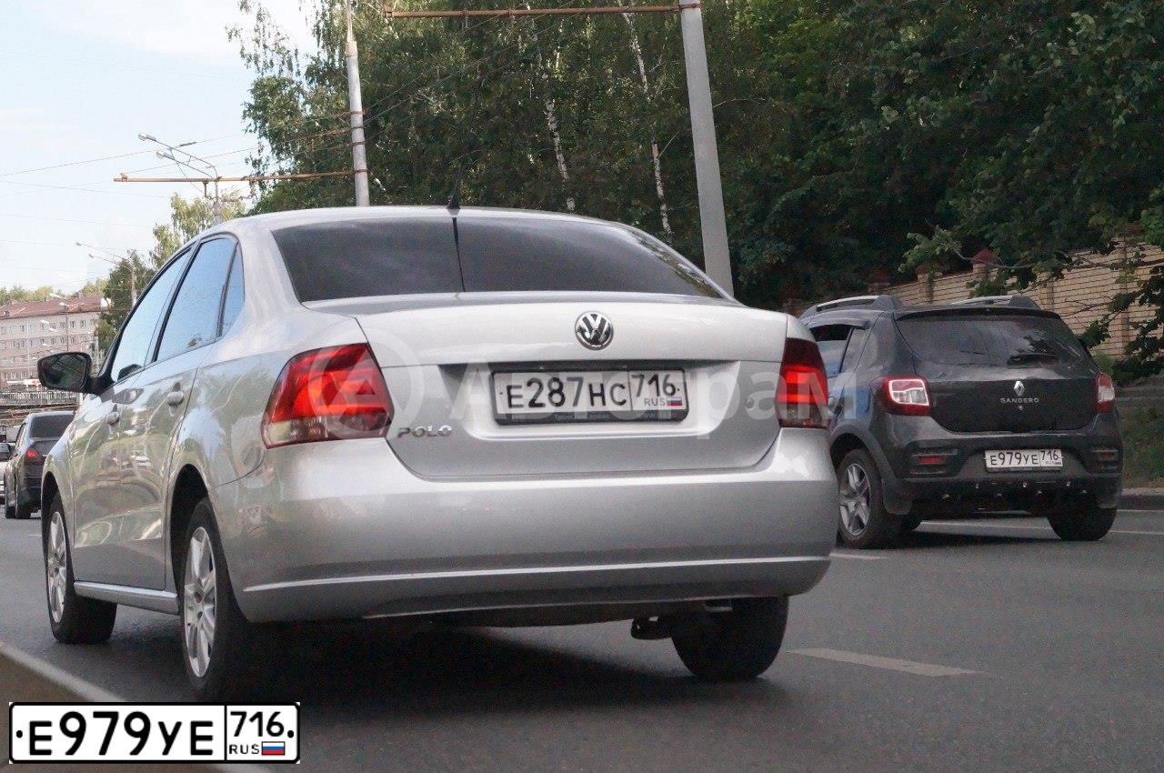 Фото автомобиля RENAULT SANDERO, 2020 — госномер Е979УЕ716. Цвет: ЧЕРНЫЙ