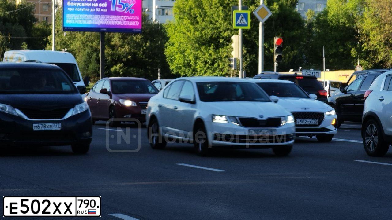 Фото автомобиля HYUNDAI GENESIS, 2018 — госномер Е502ХХ790. Цвет: Белый