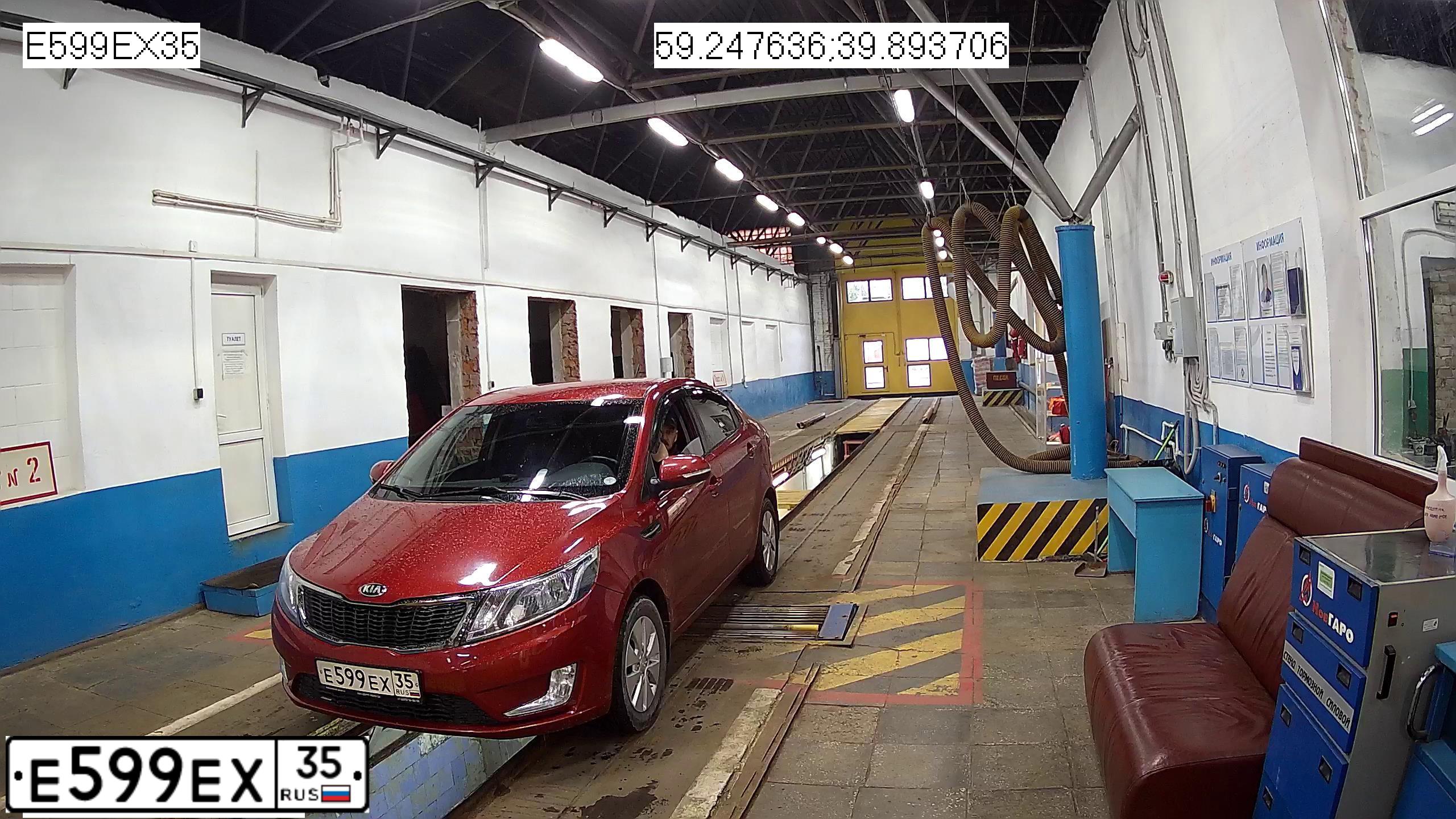 Фото автомобиля KIA RIO, 2013 — госномер Е599ЕХ35. Цвет: Красный