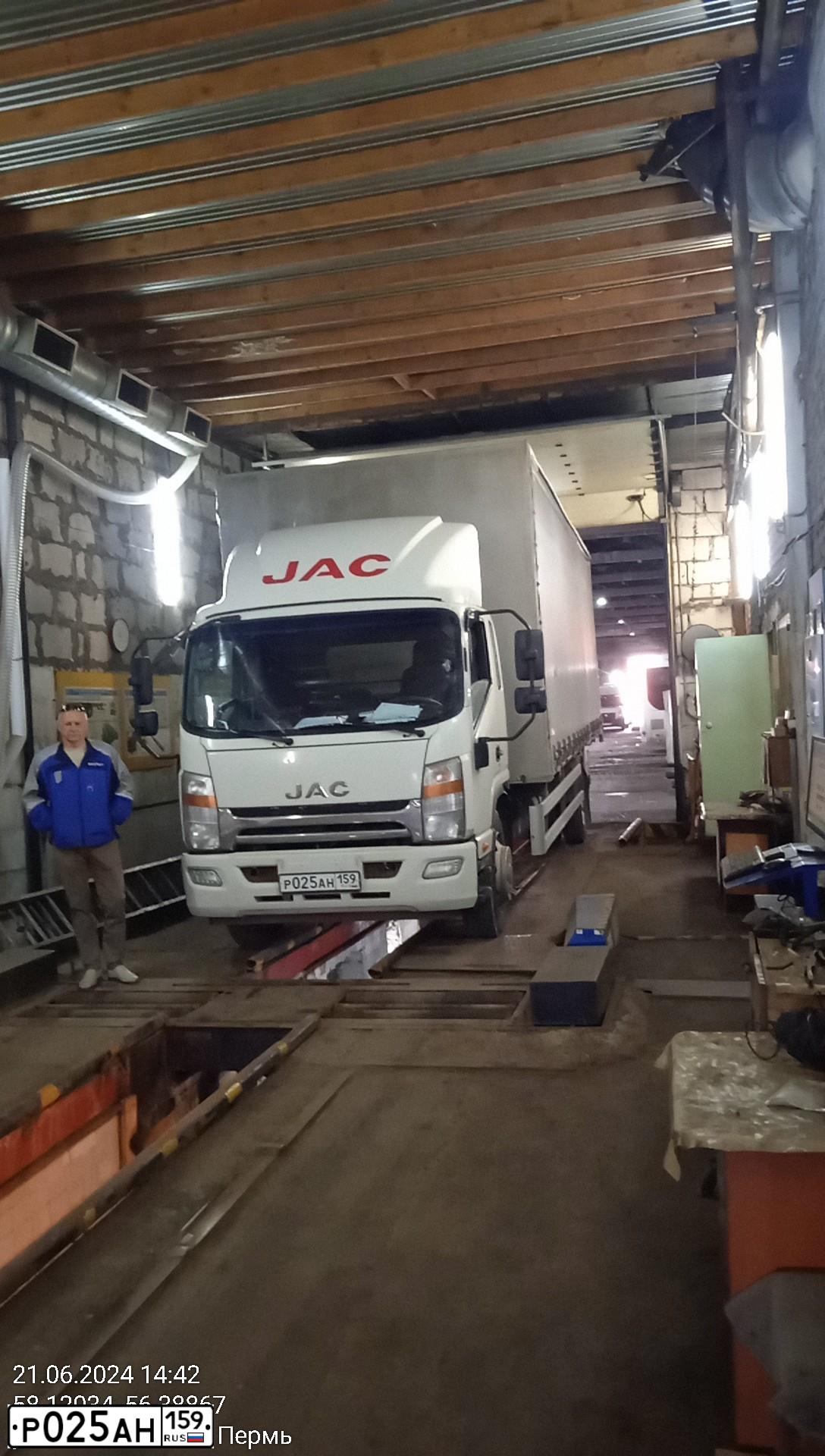 Фото автомобиля JAC N120, 2020 — госномер Р025АН159. Цвет: БЕЛЫЙ