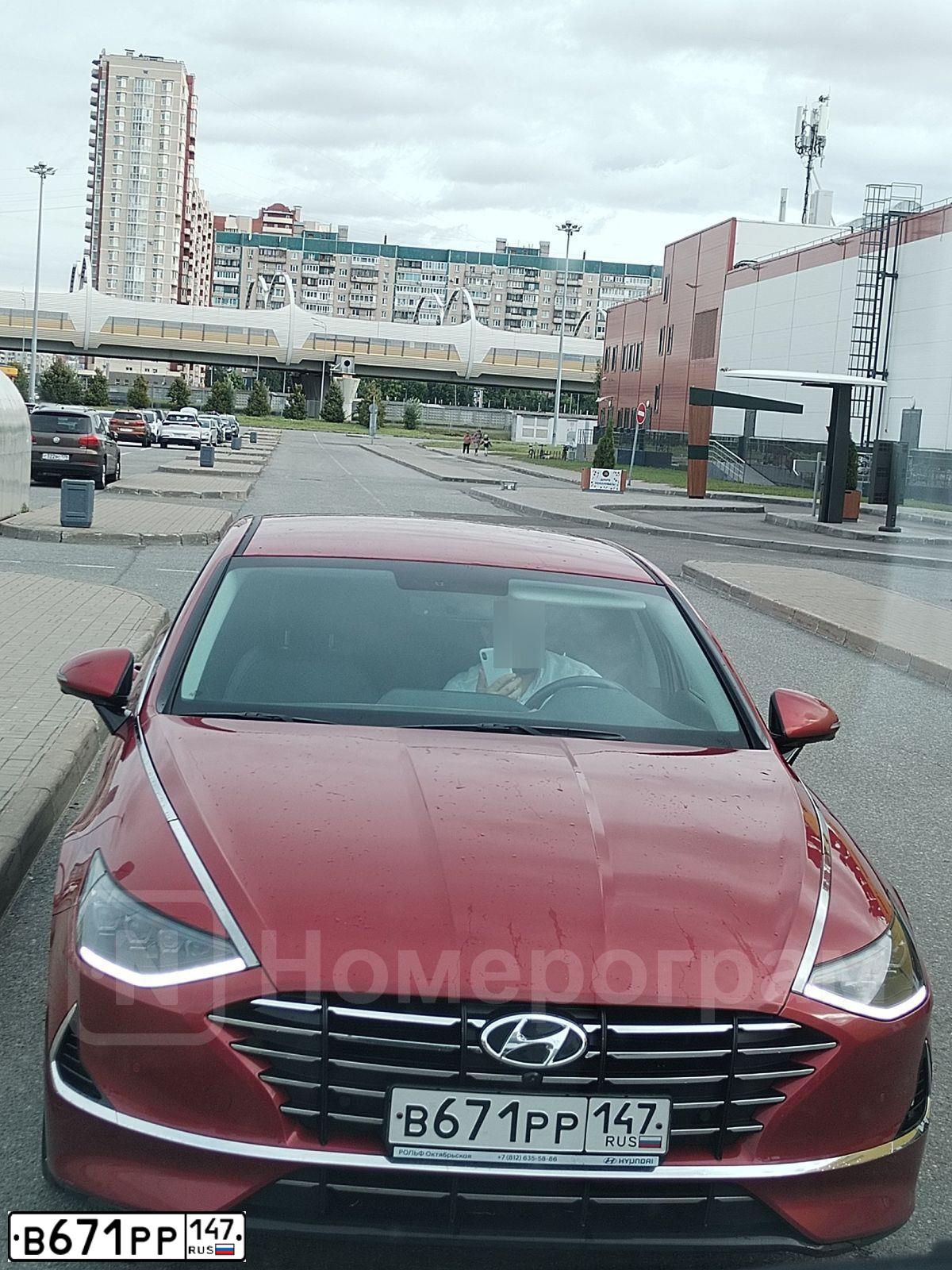 Фото автомобиля HYUNDAI SONATA, 2021 — госномер В671РР147. Цвет: Красный