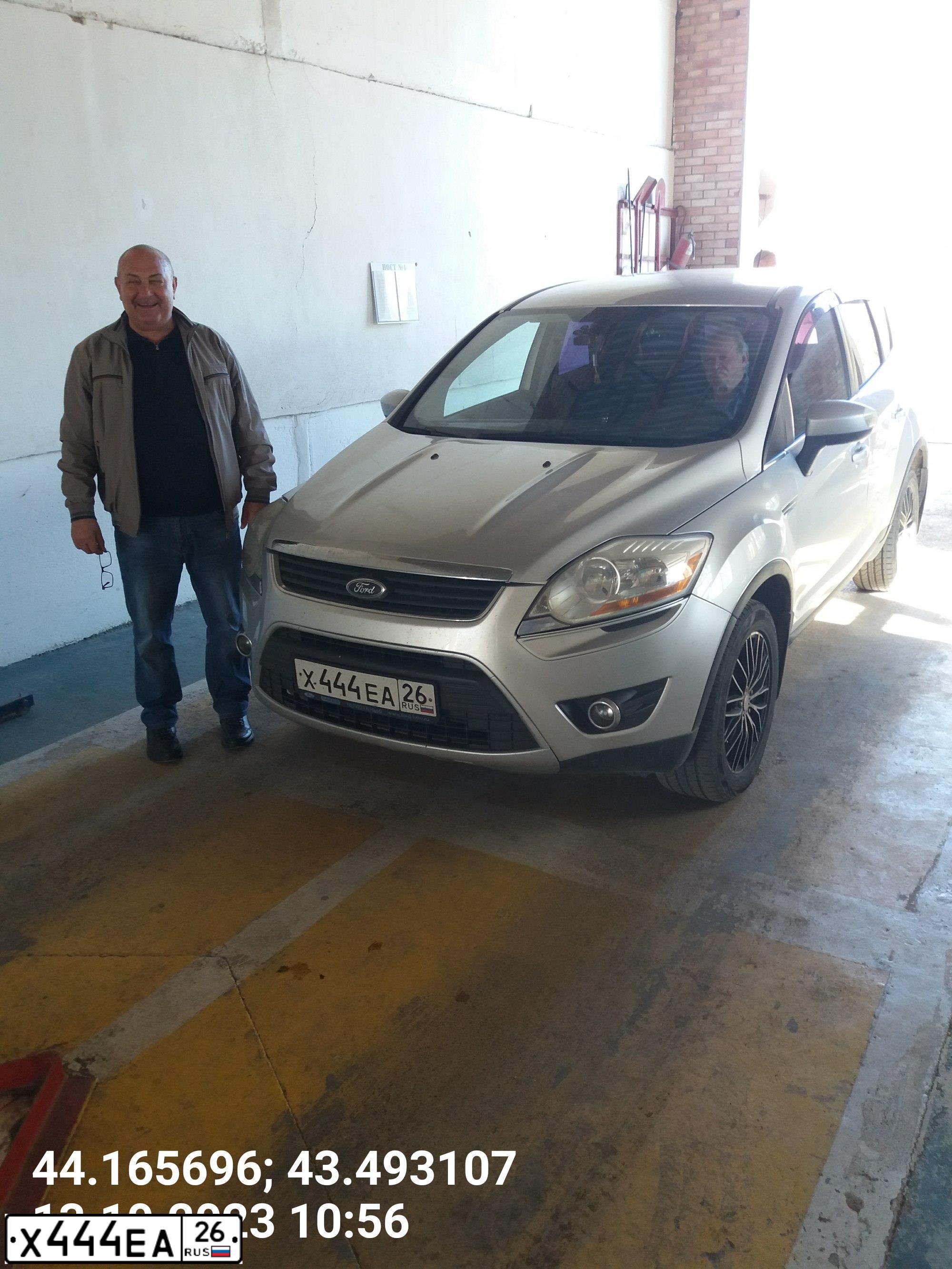 Фото автомобиля FORD KUGA, 2012 — госномер Х444ЕА26. Цвет: Серебристый