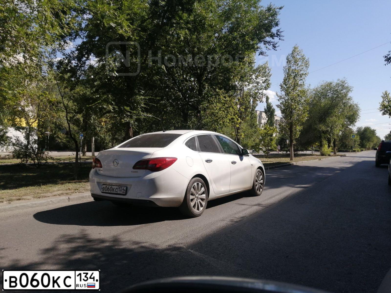 Фото автомобиля OPEL ASTRA, 2012 — госномер В060КС134. Цвет: Белый
