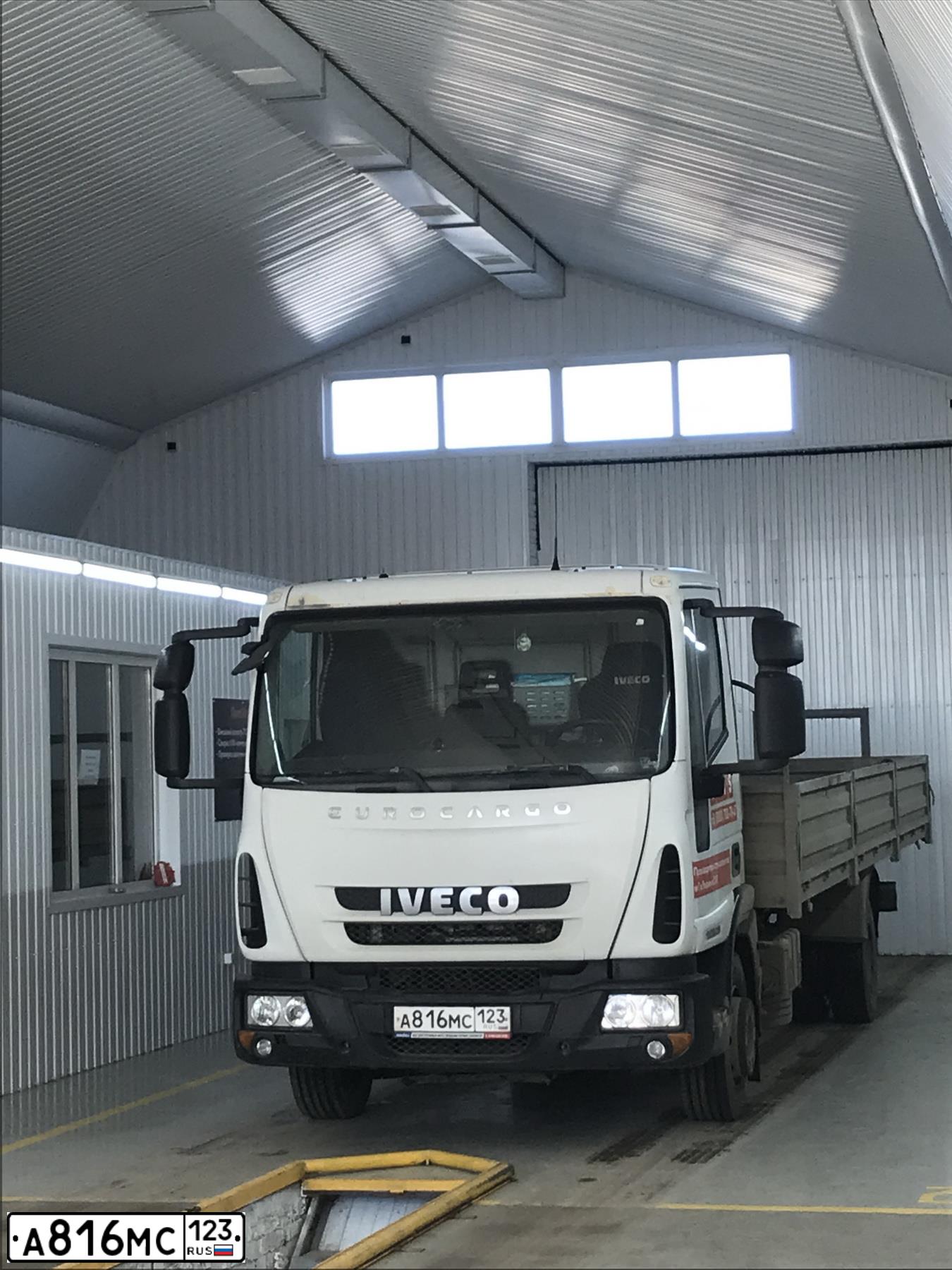 Фото автомобиля IVECO EUROCARGO, 2013 — госномер А816МС123. Цвет: Белый