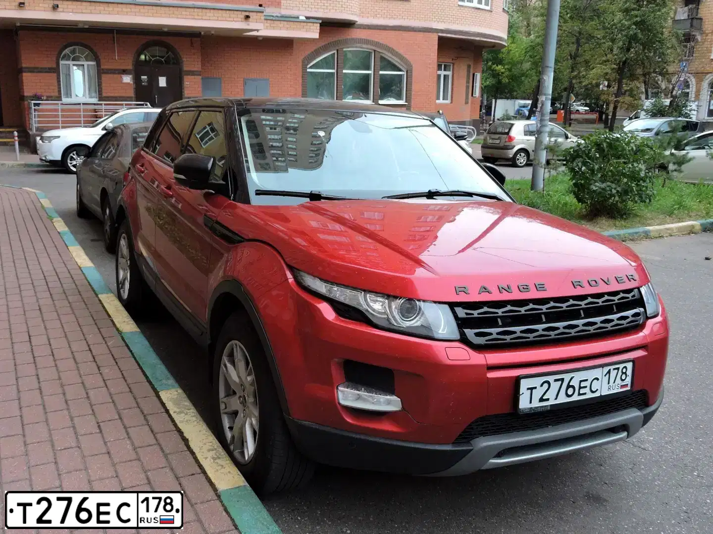 Фото автомобиля LANDROVER RANGE ROVER EVOQUE, 2012 — госномер О108УУ197. Цвет: Красный