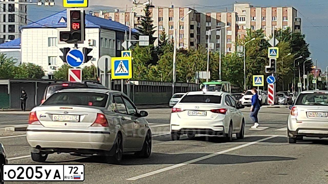 Фото автомобиля FORD FOCUS, 2013 — госномер О205УА72. Цвет: Серебристый