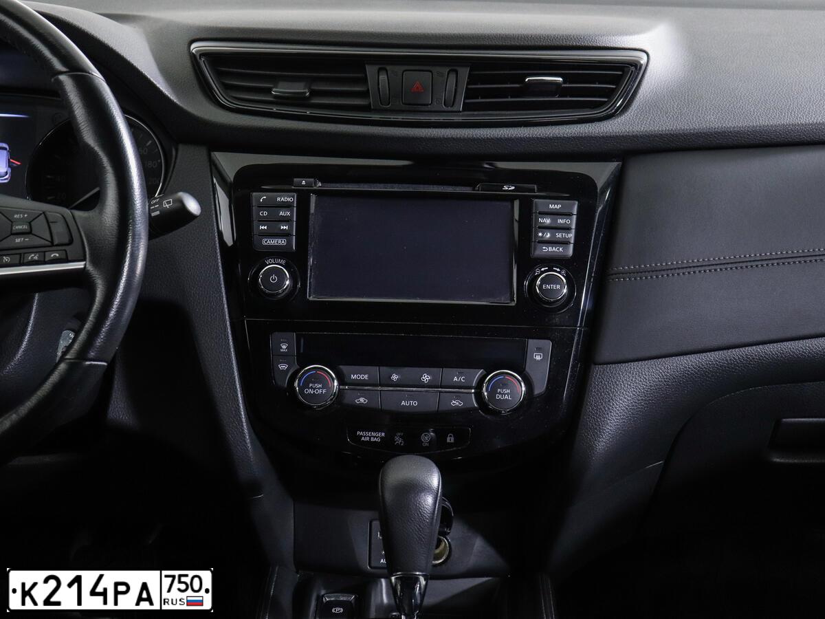 Фото автомобиля NISSAN QASHQAI, 2019 — госномер Т123УУ799. Цвет: Белый